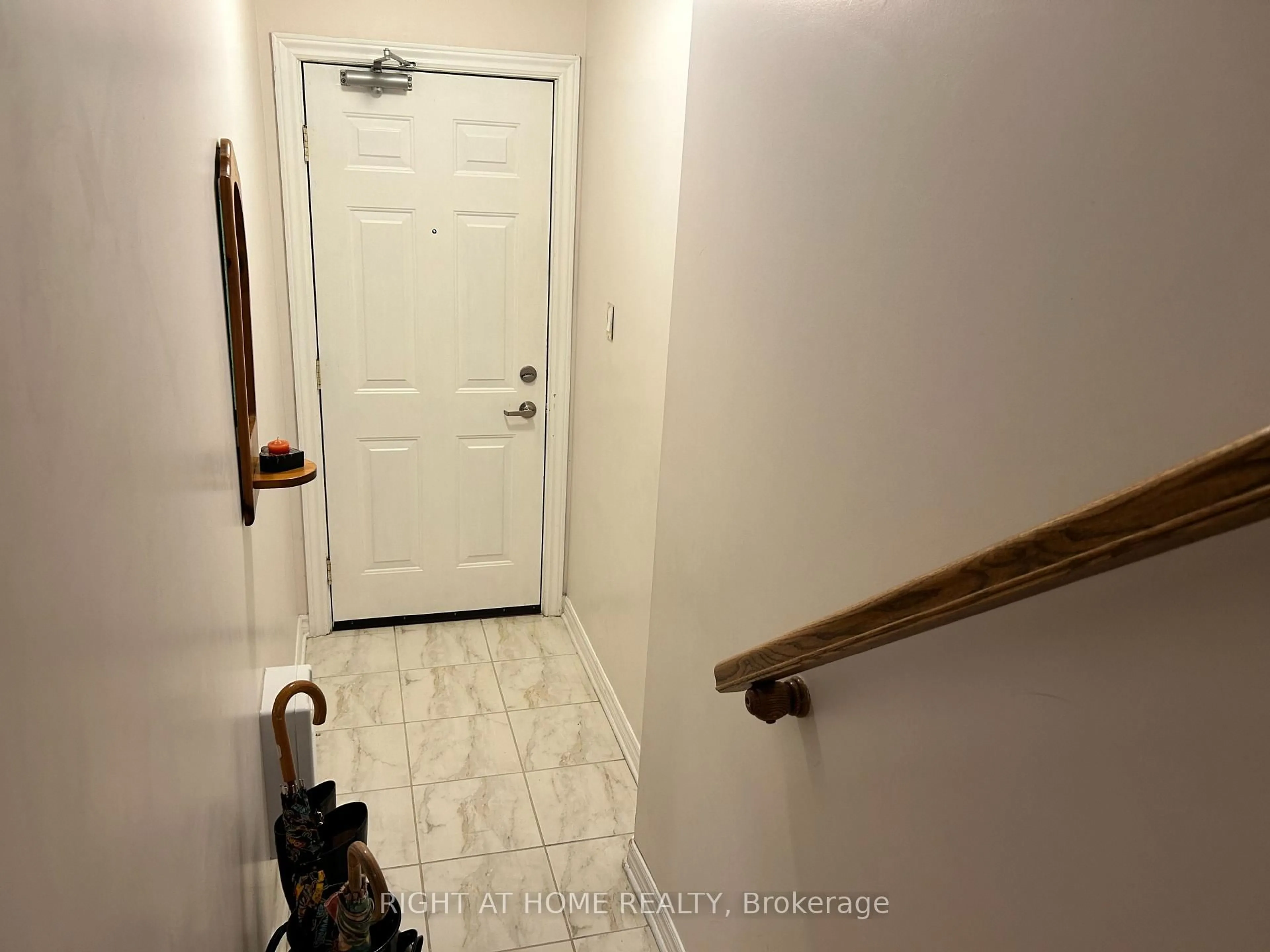 Indoor entryway for 389B Chapman Mills Dr, Ottawa Ontario K2J 0M7