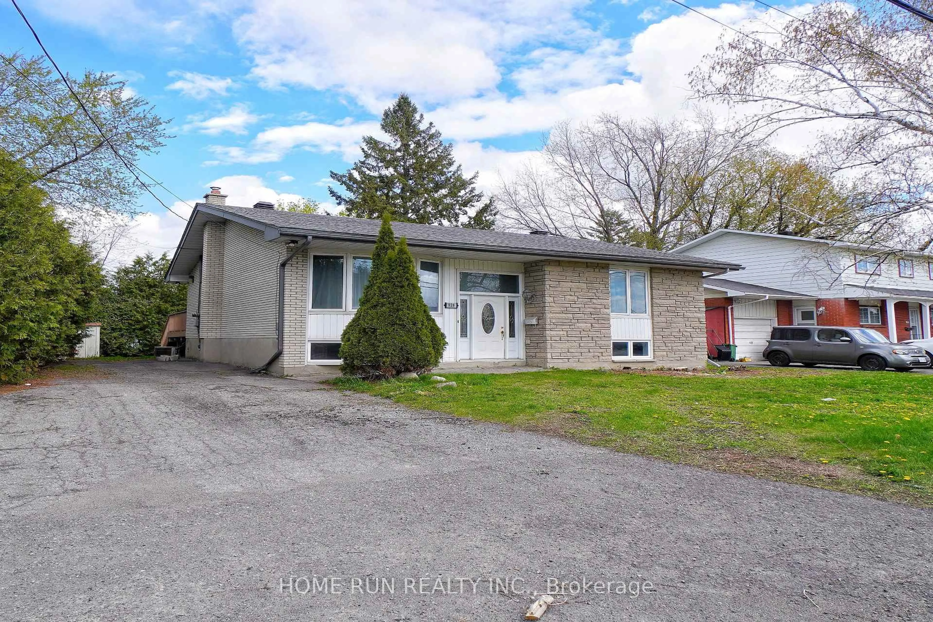 A pic from outside/outdoor area/front of a property/back of a property/a pic from drone, street for 979 Blair Rd, Ottawa Ontario K1J 7M9