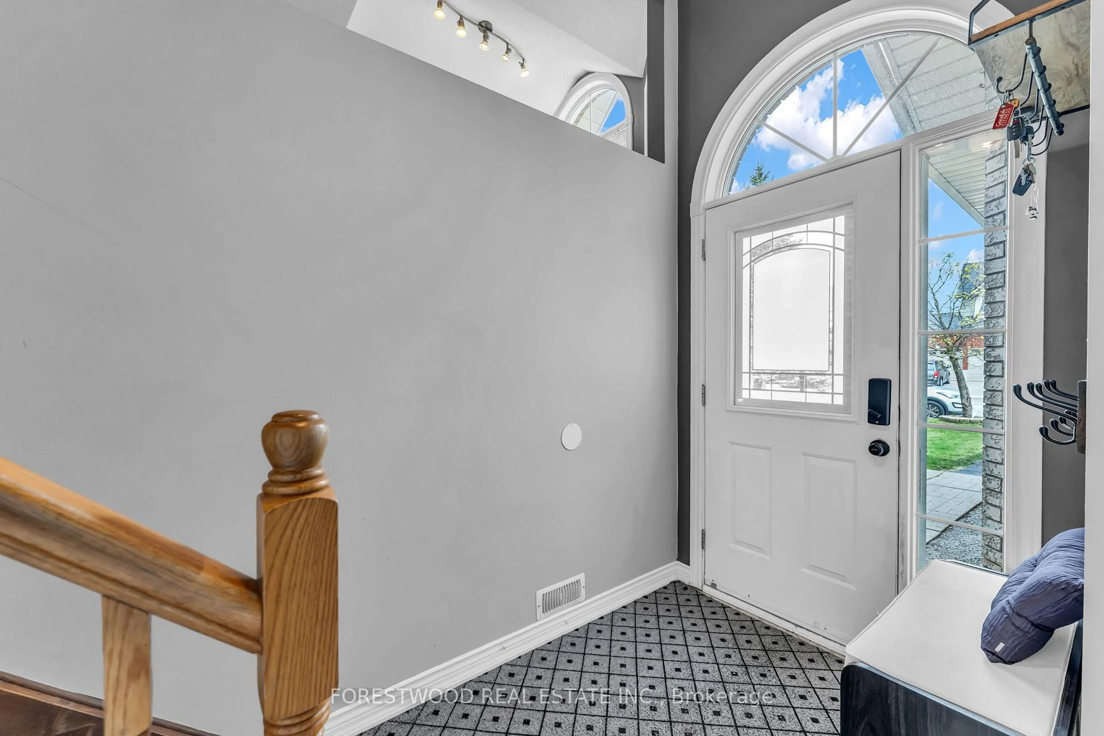 Indoor entryway for 424 Simon St, Shelburne Ontario L9V 3P3