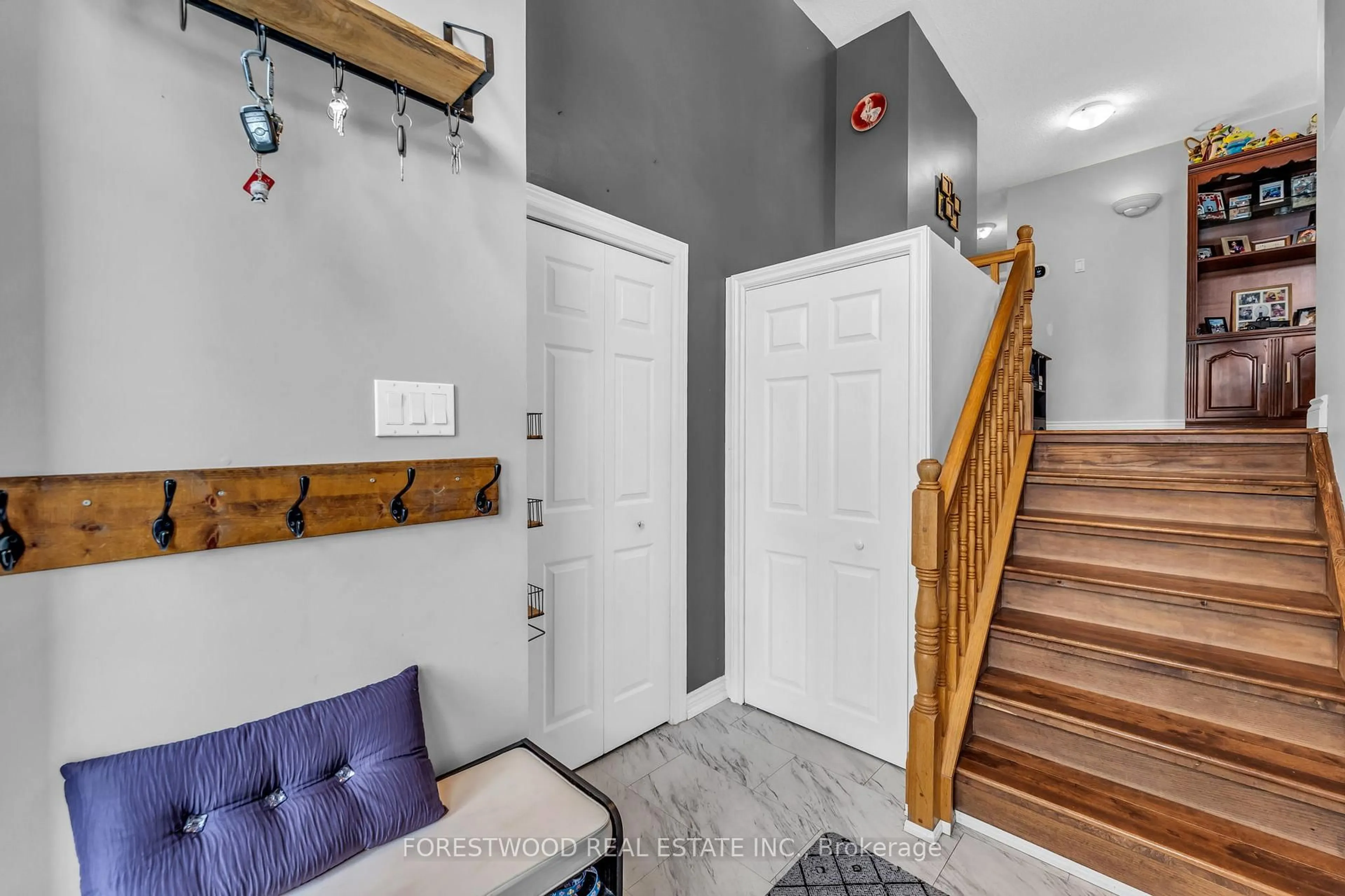 Indoor entryway for 424 Simon St, Shelburne Ontario L9V 3P3