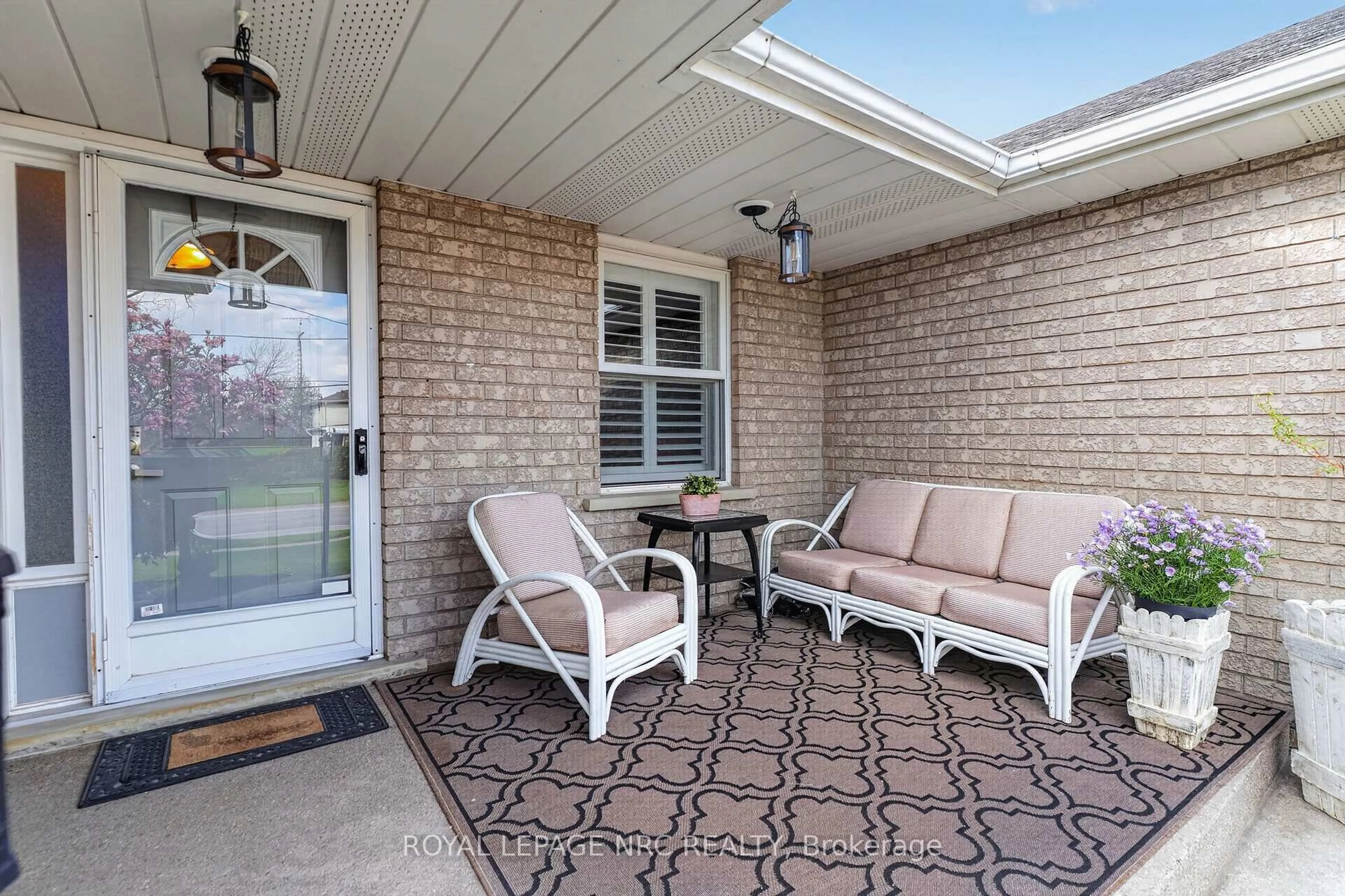 Patio, street for 381 Albany St, Fort Erie Ontario L2A 6G3