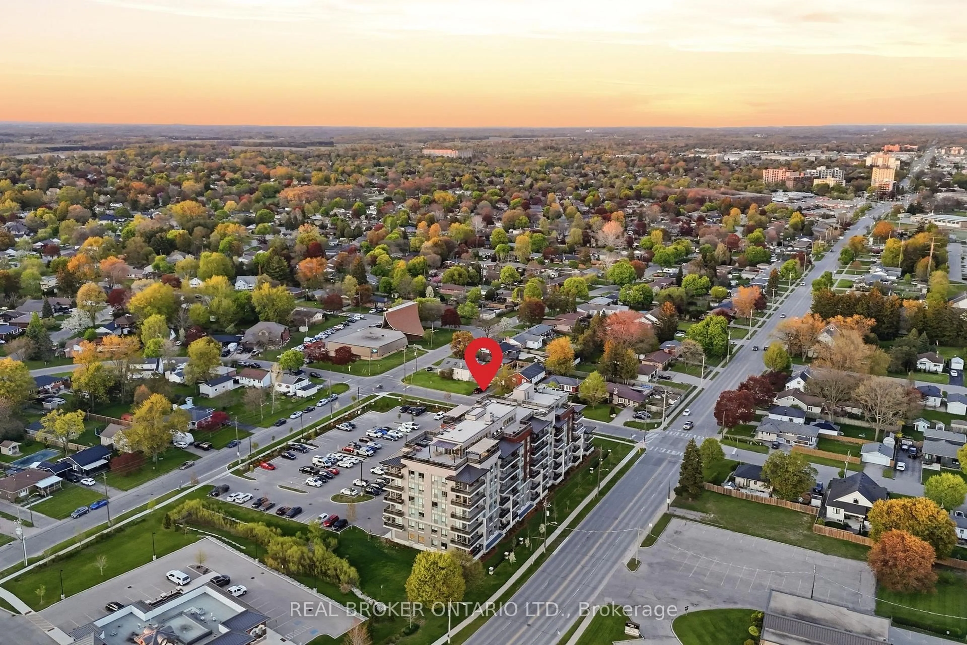 A pic from outside/outdoor area/front of a property/back of a property/a pic from drone, unknown for 34 Norman St #313, Brantford Ontario N3R 2Y1