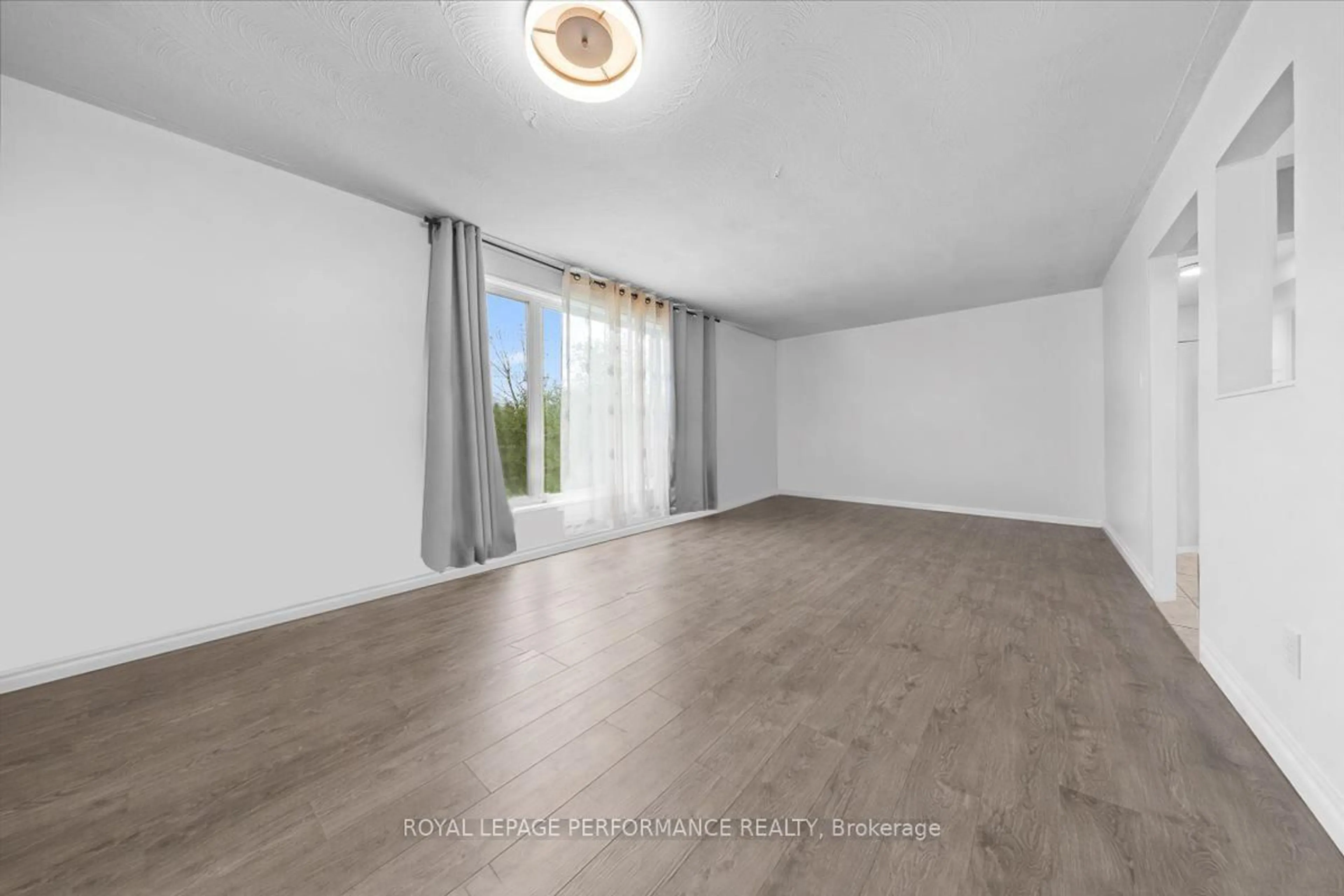 A pic of a room for 1702 Russell Rd, Ottawa Ontario K1G 0M9