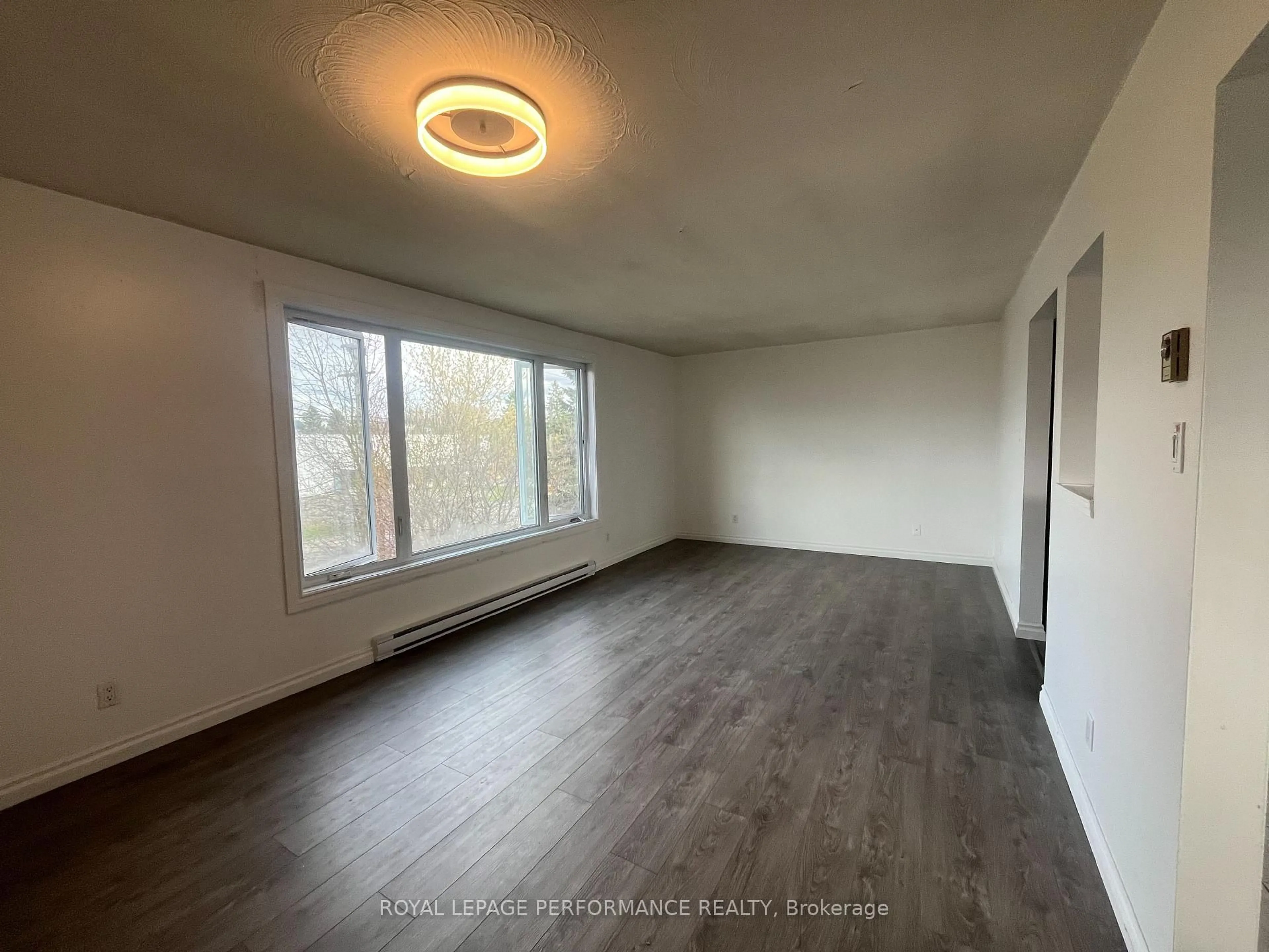 A pic of a room for 1702 Russell Rd, Ottawa Ontario K1G 0M9