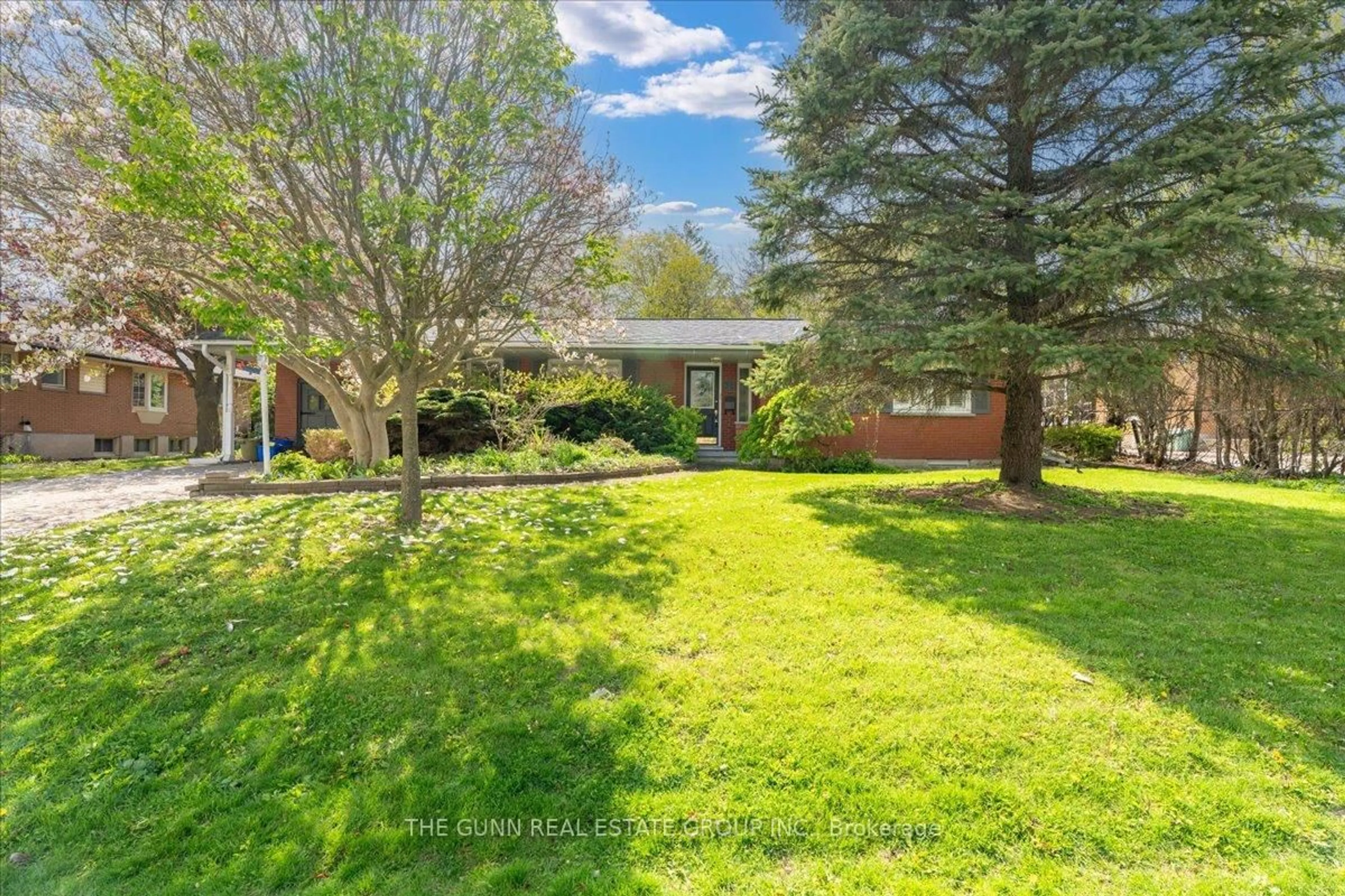 A pic from outside/outdoor area/front of a property/back of a property/a pic from drone, street for 38 Wychwood Park, London North Ontario N6G 1R6