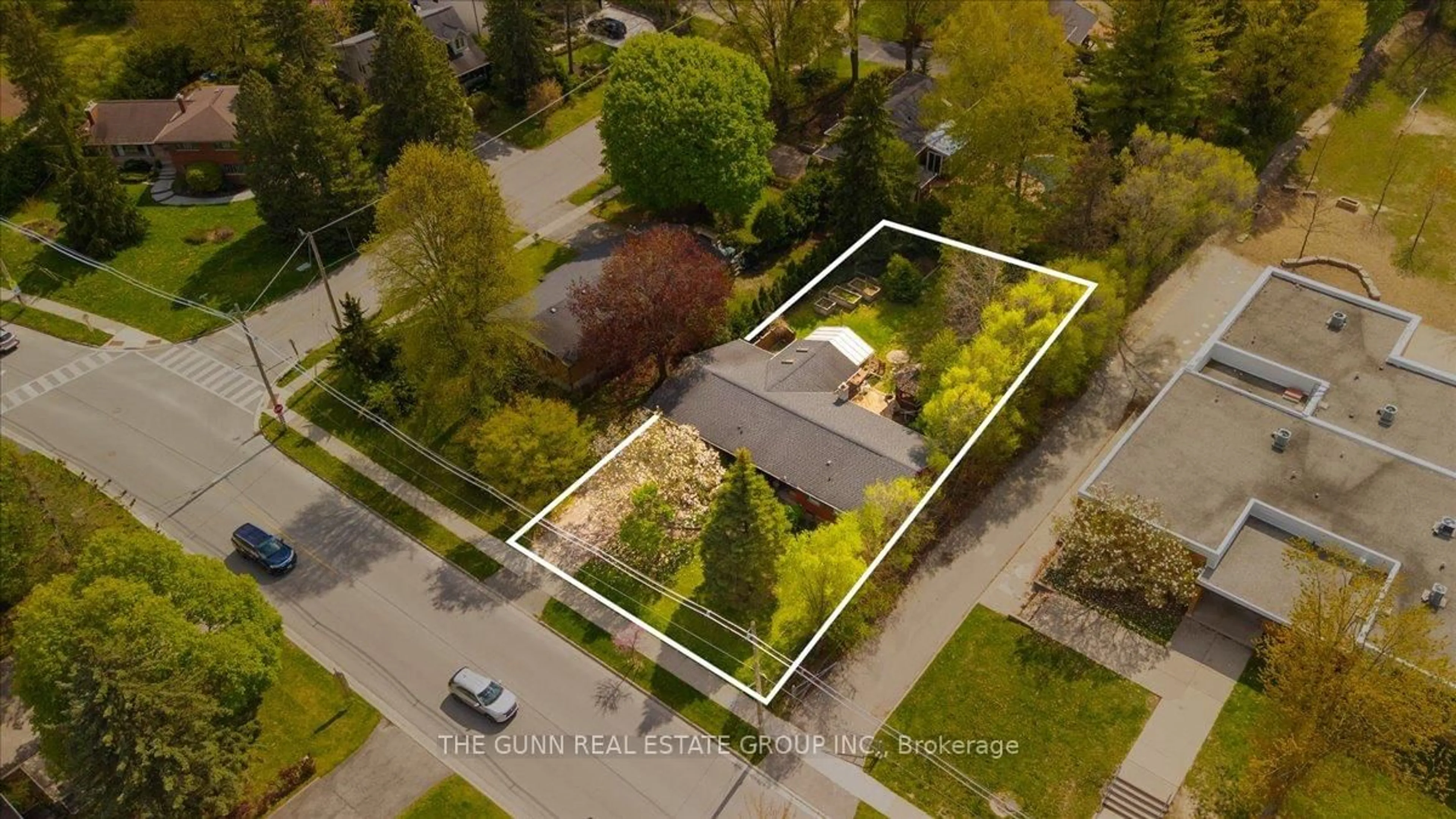 A pic from outside/outdoor area/front of a property/back of a property/a pic from drone, street for 38 Wychwood Park, London North Ontario N6G 1R6