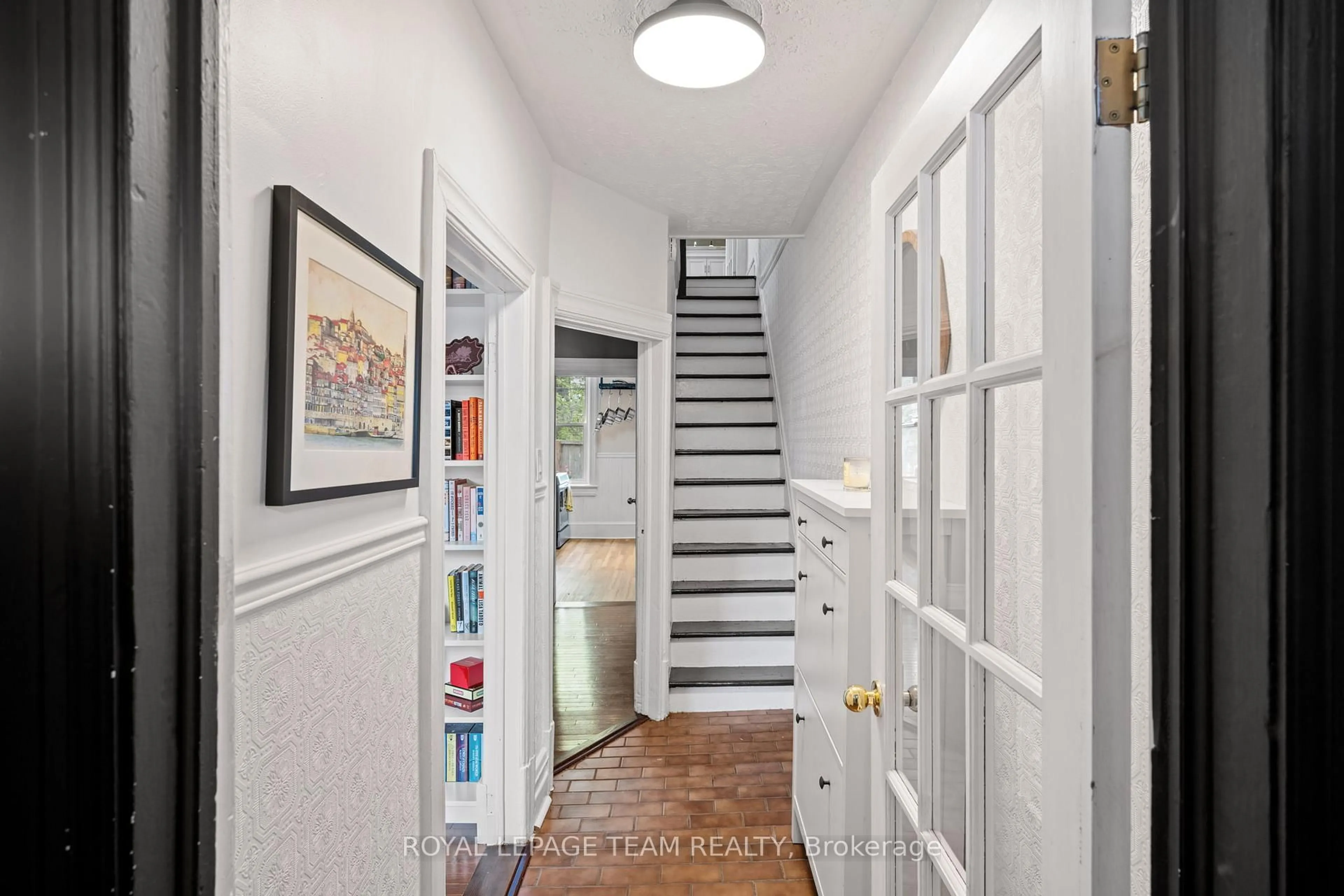 Indoor entryway for 1022 Gladstone Ave, Ottawa Ontario K1Y 3G2