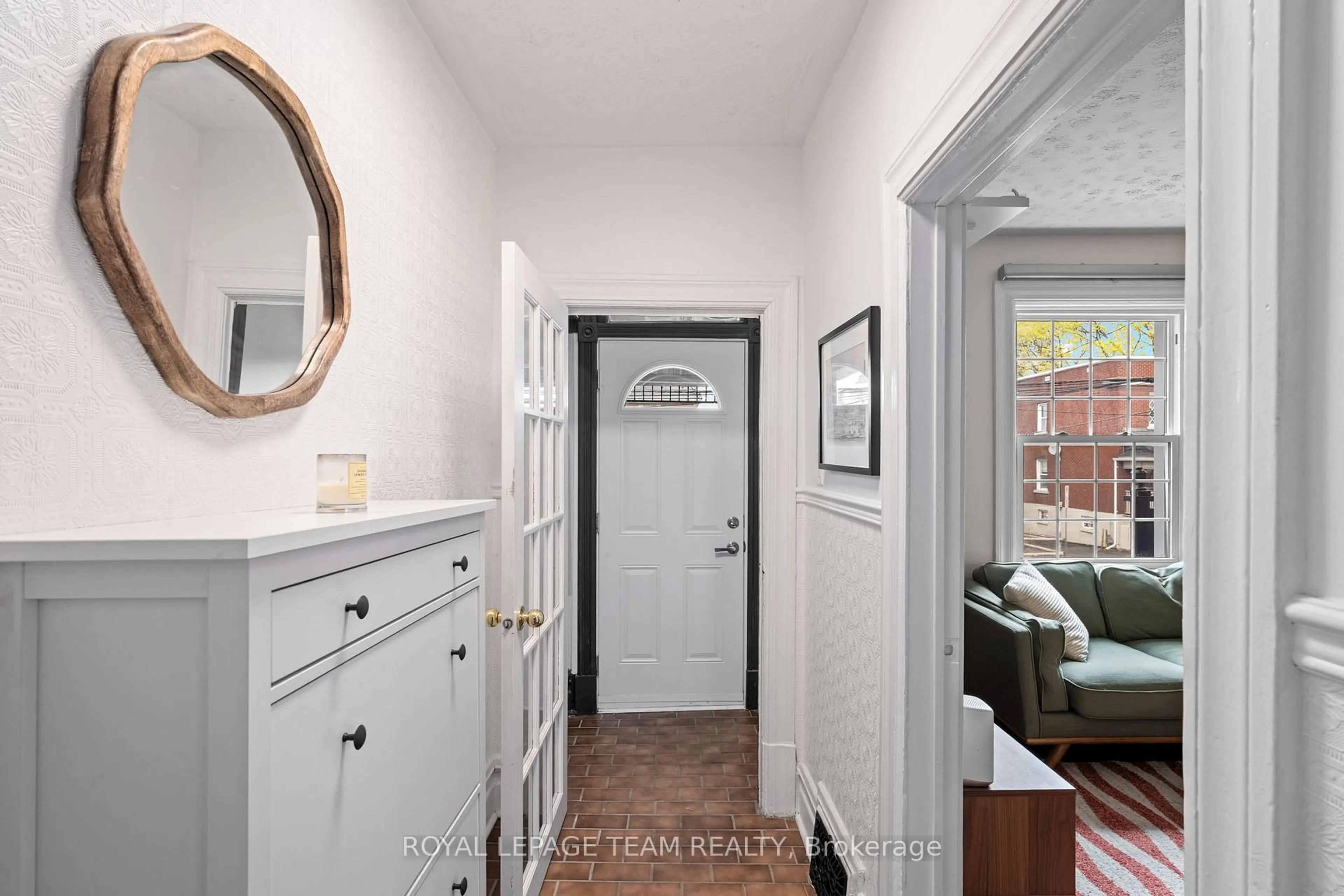 Indoor entryway for 1022 Gladstone Ave, Ottawa Ontario K1Y 3G2