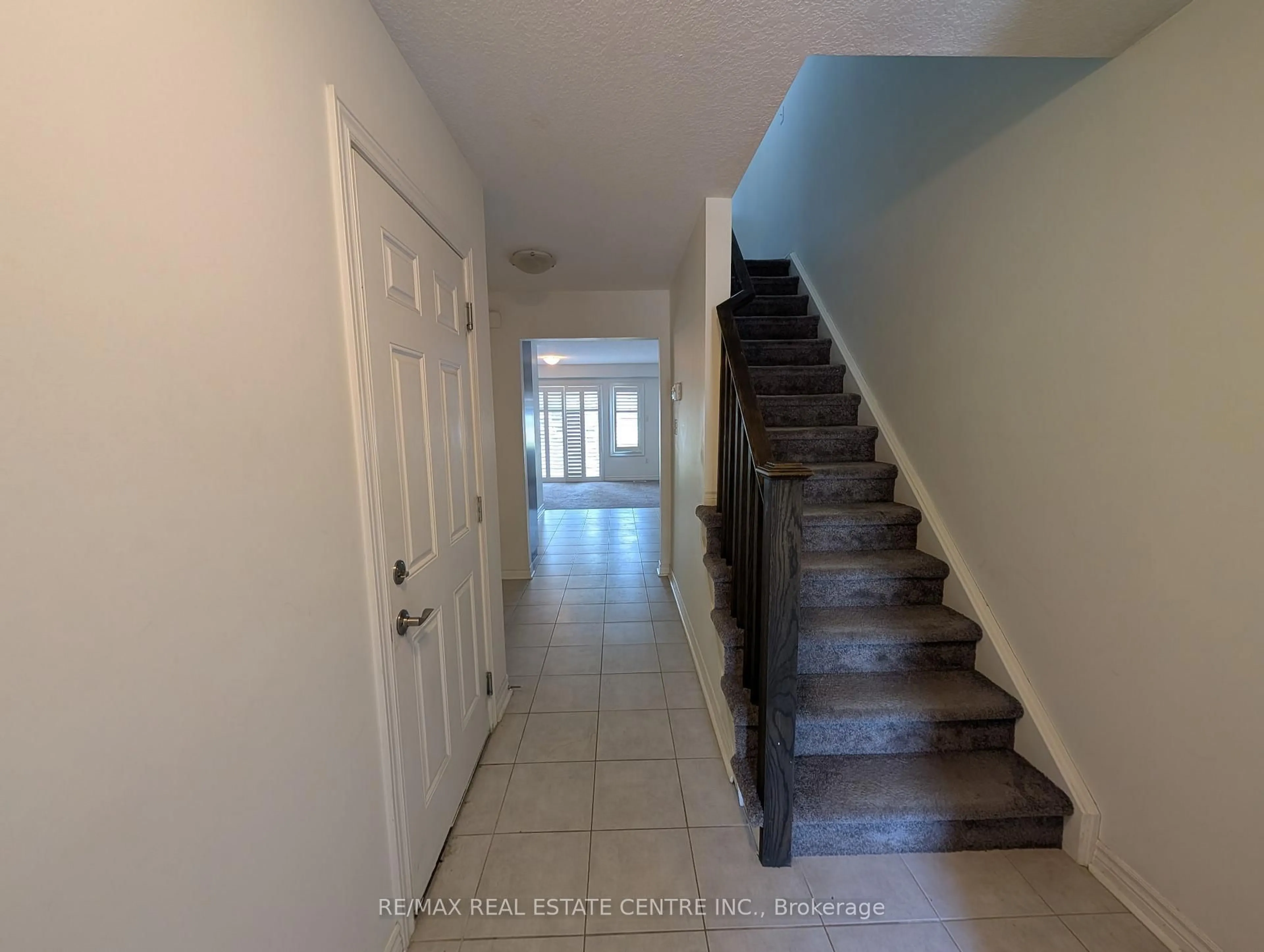 Indoor entryway for 30 Oldfield Dr, Guelph Ontario N1L 0K7