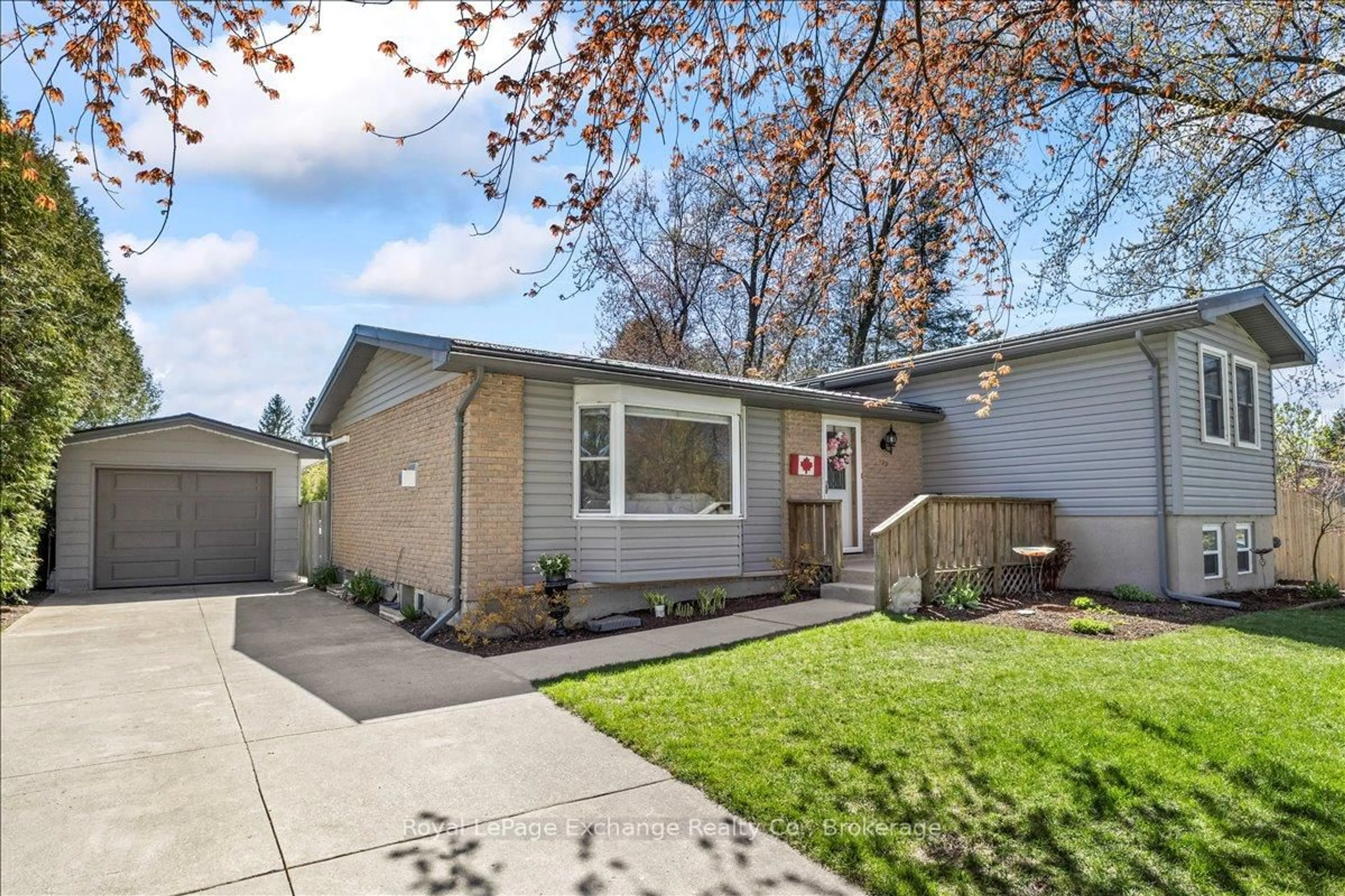 Home with vinyl exterior material, street for 27 Inverlyn Cres, Kincardine Ontario N2Z 1L3