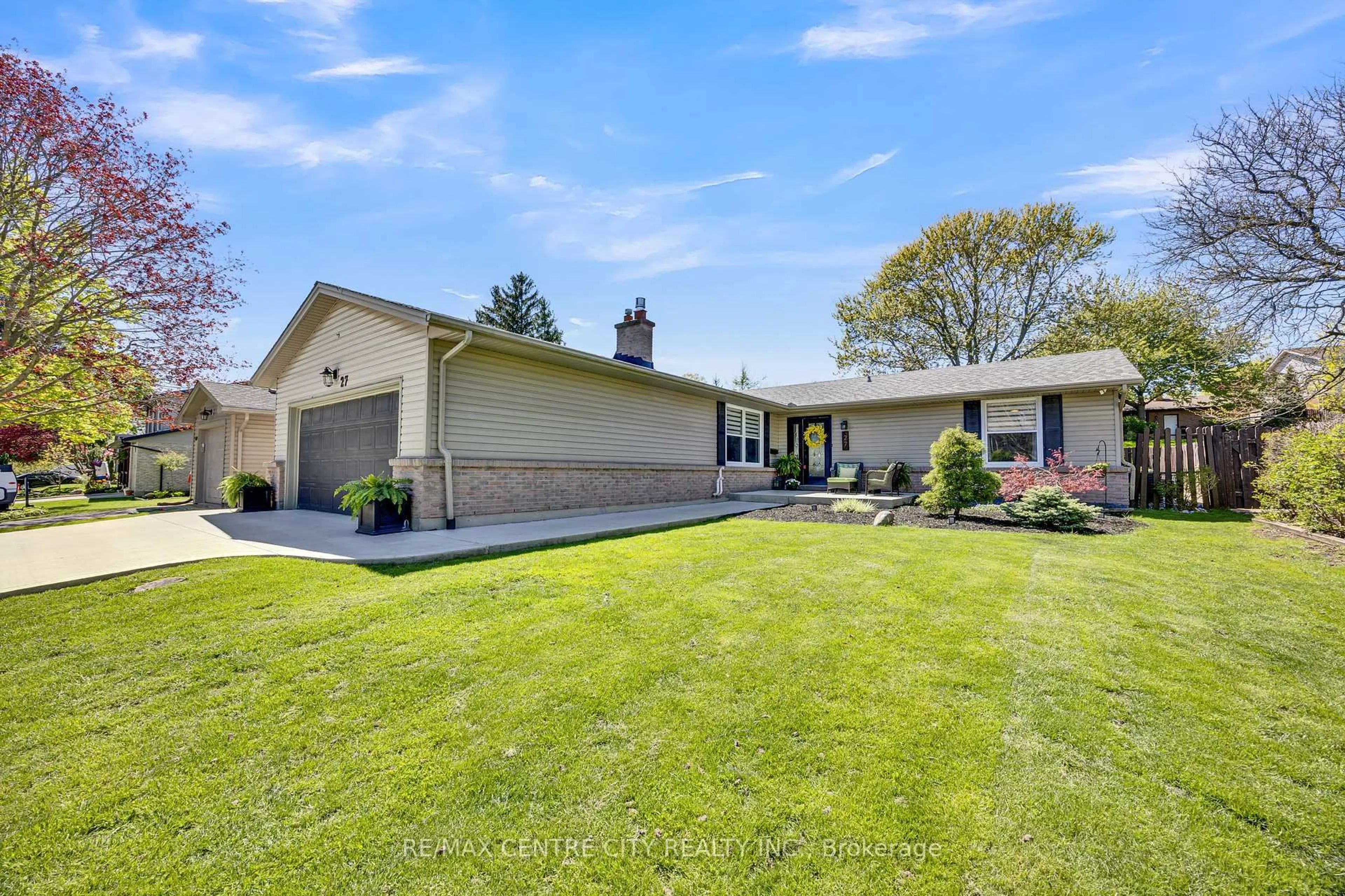 Home with vinyl exterior material, street for 27 Bartlett Cres, London South Ontario N6K 1W3