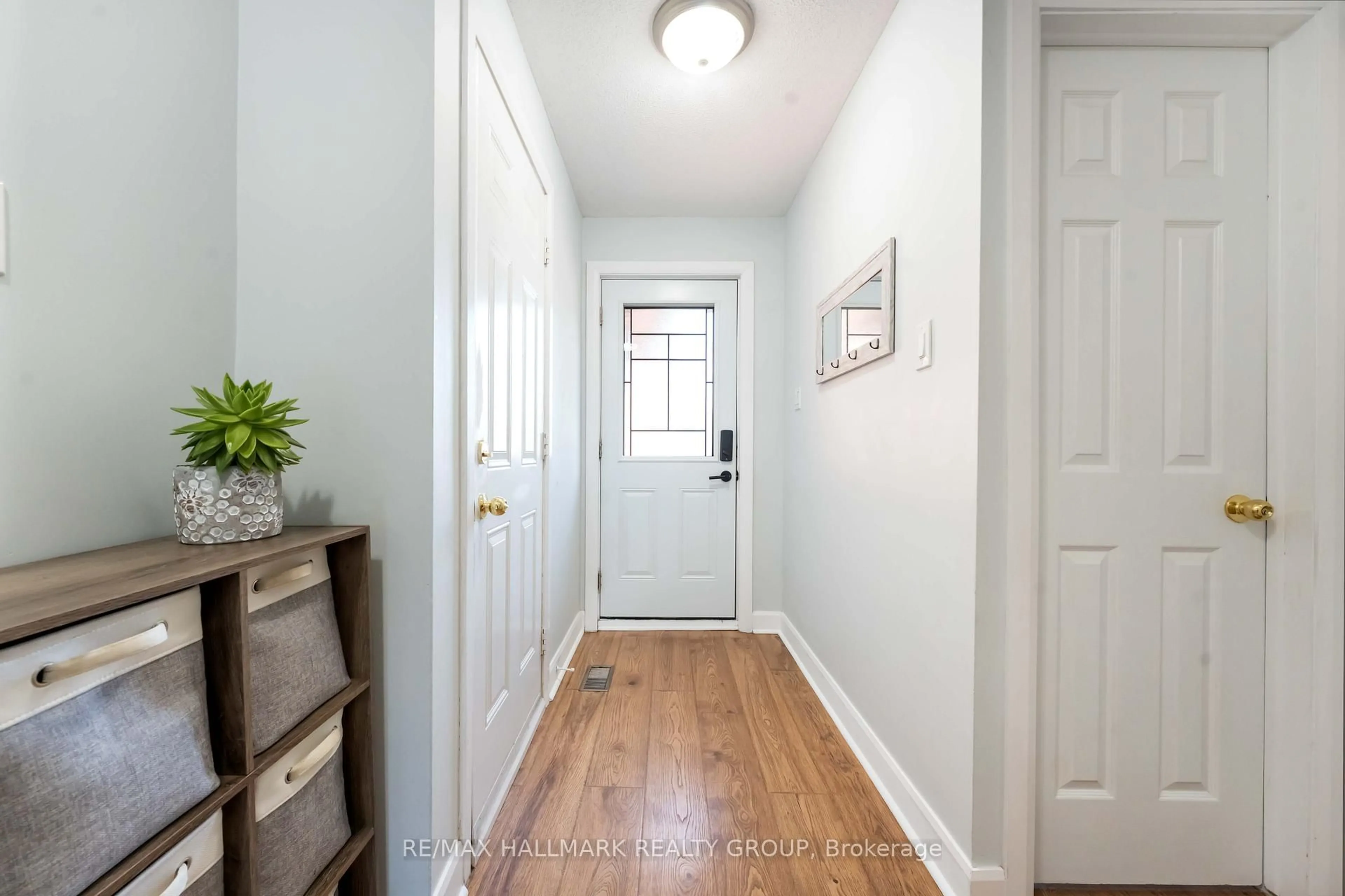 Indoor entryway for 6463 Timothy Crt, Ottawa Ontario K1C 3E7