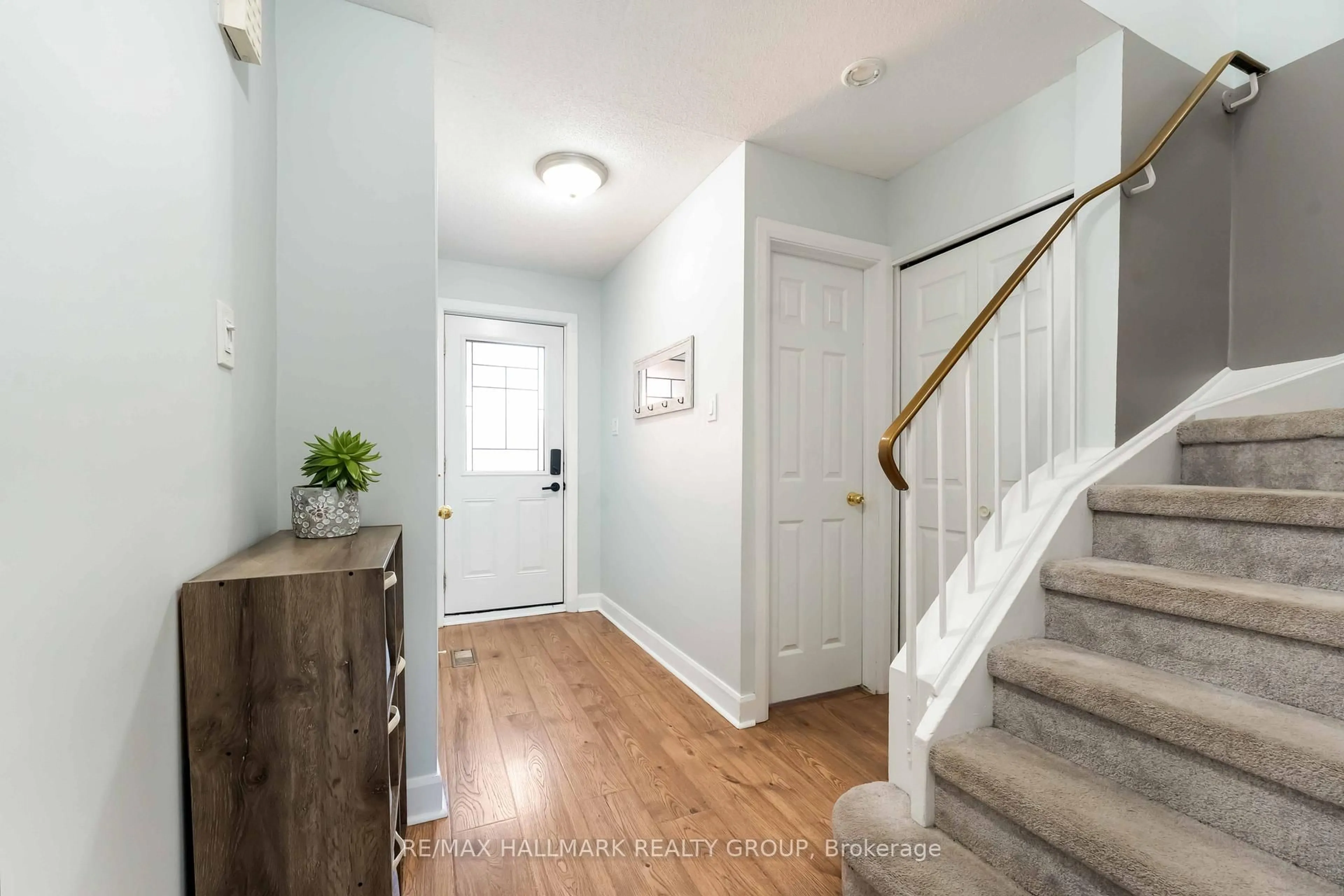 Indoor entryway for 6463 Timothy Crt, Ottawa Ontario K1C 3E7