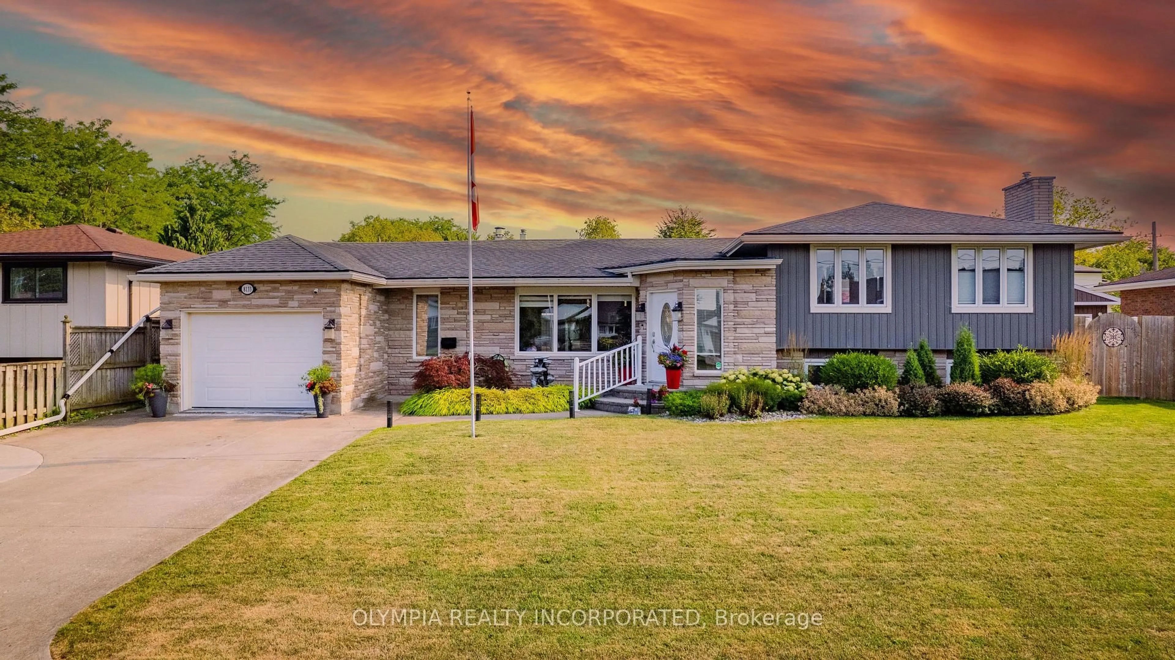 Home with vinyl exterior material, street for 8133 Sarah St, Niagara Falls Ontario L2G 6T9