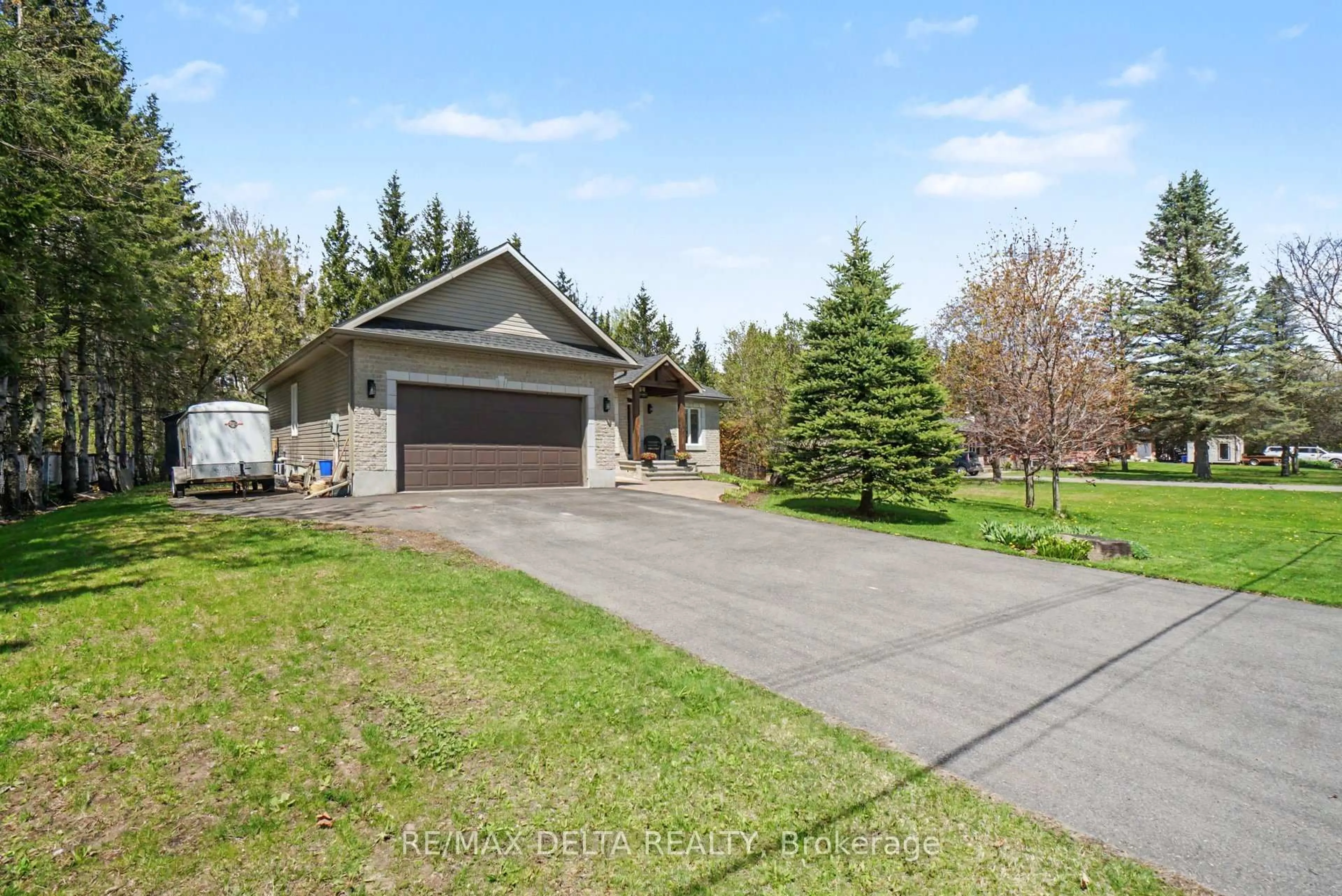 A pic from outside/outdoor area/front of a property/back of a property/a pic from drone, street for 2329 Old Highway 17 Highway, Clarence-Rockland Ontario K4K 1K7