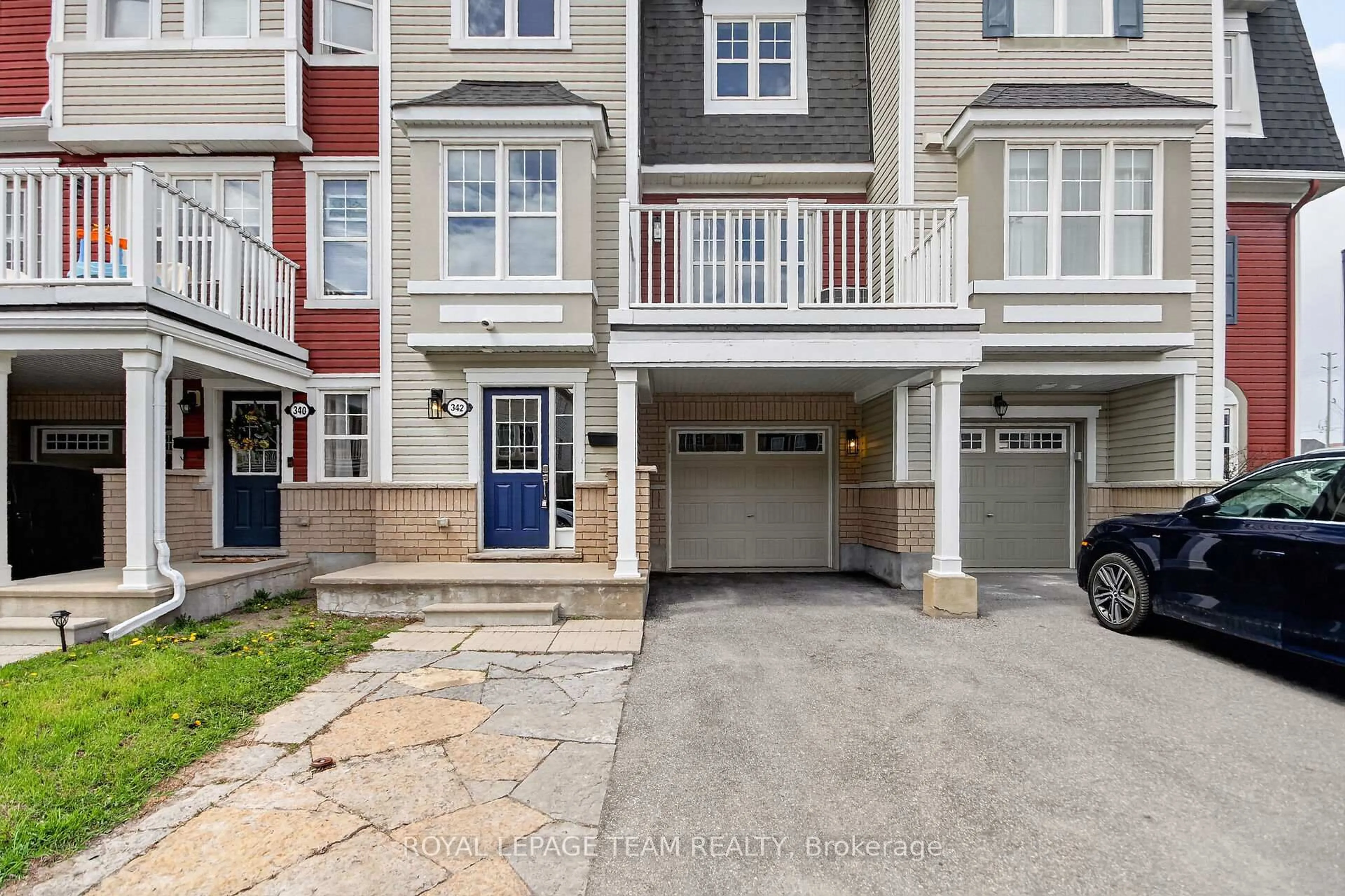 A pic from outside/outdoor area/front of a property/back of a property/a pic from drone, street for 342 Sweet Grass Circ, Ottawa Ontario K2J 5W9