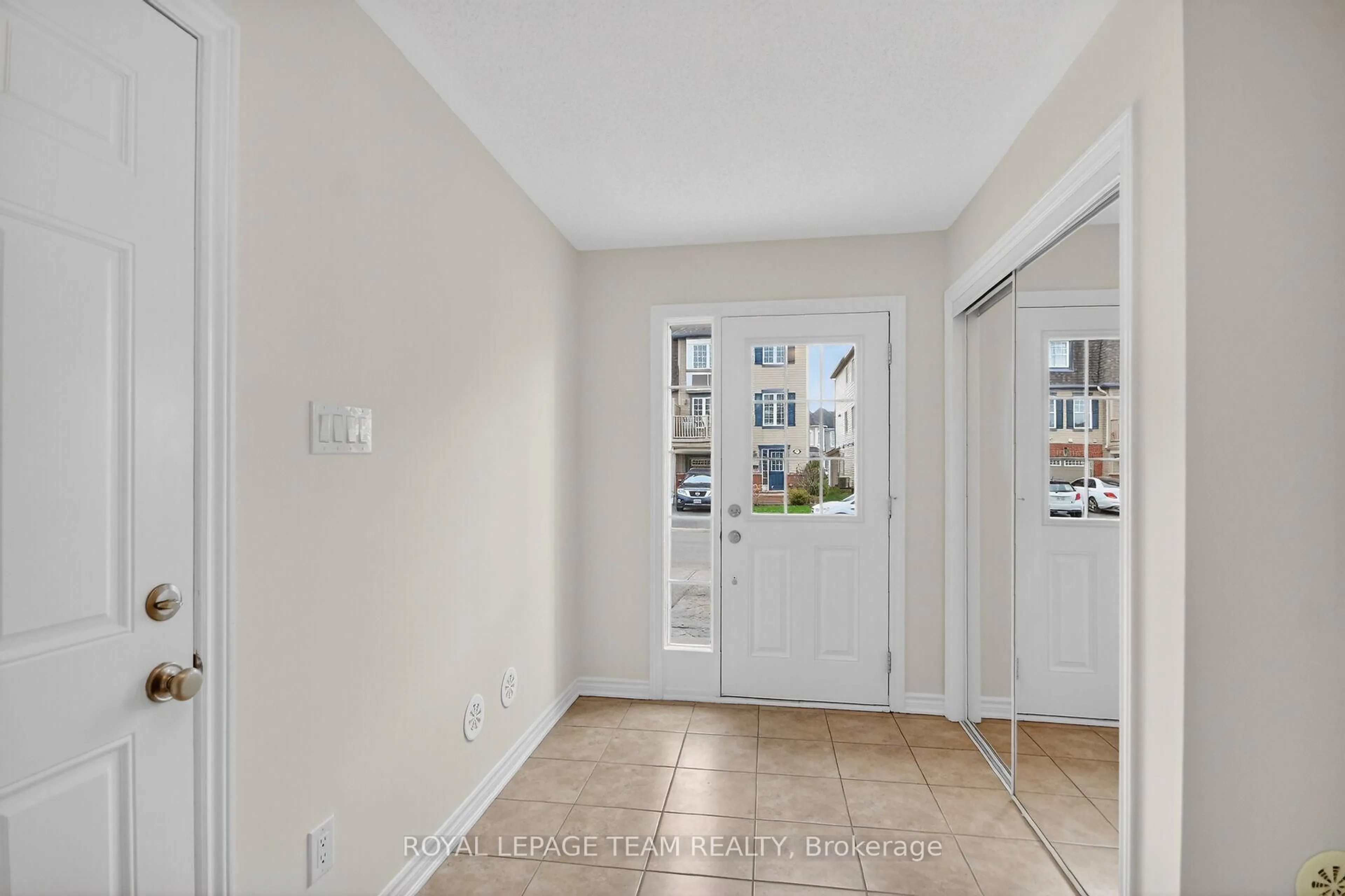 Indoor entryway for 342 Sweet Grass Circ, Ottawa Ontario K2J 5W9
