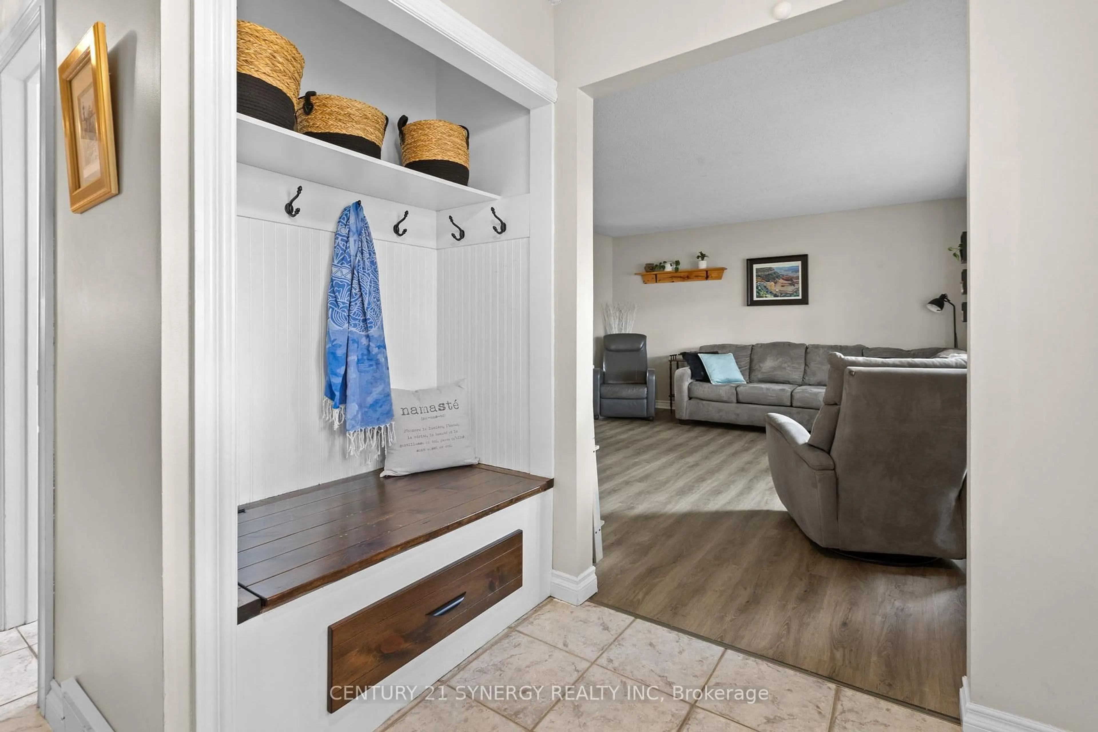 Indoor entryway for 346 Nagel Ave, Ottawa Ontario K1E 1R6