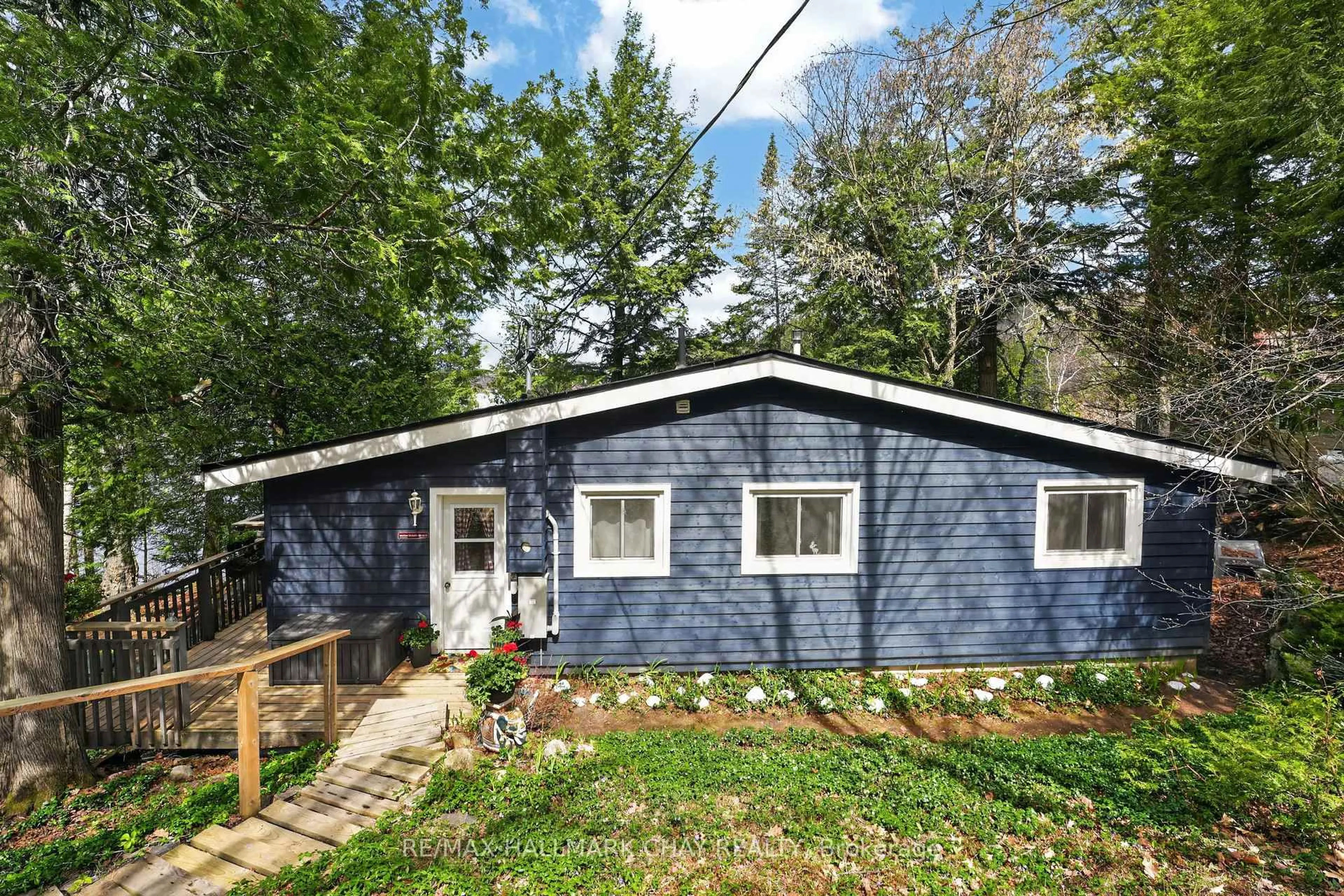 Home with vinyl exterior material, street for 1119 NARROWS ROAD, Lake of Bays Ontario P0B 1A0