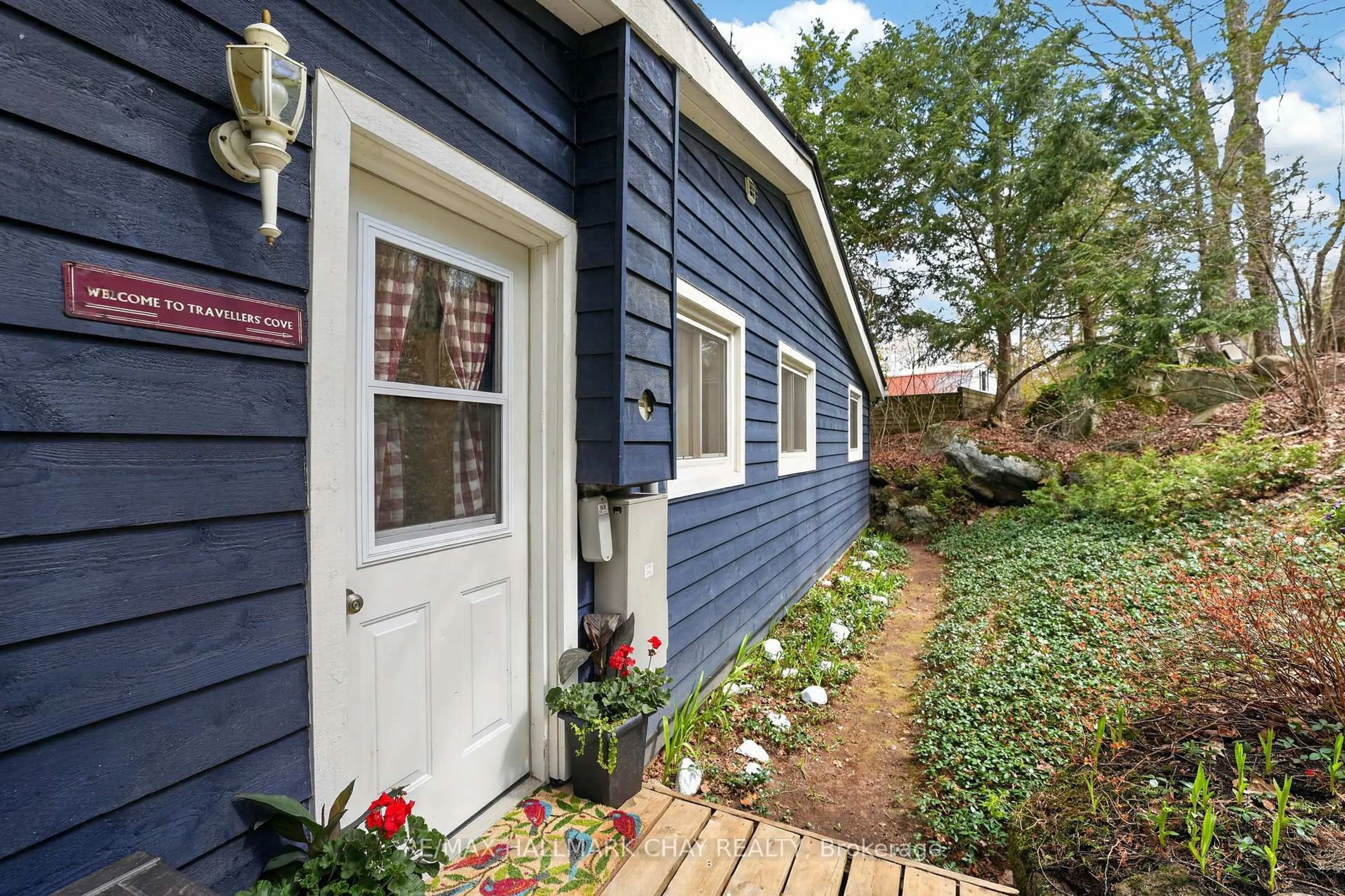Home with vinyl exterior material, street for 1119 NARROWS ROAD, Lake of Bays Ontario P0B 1A0