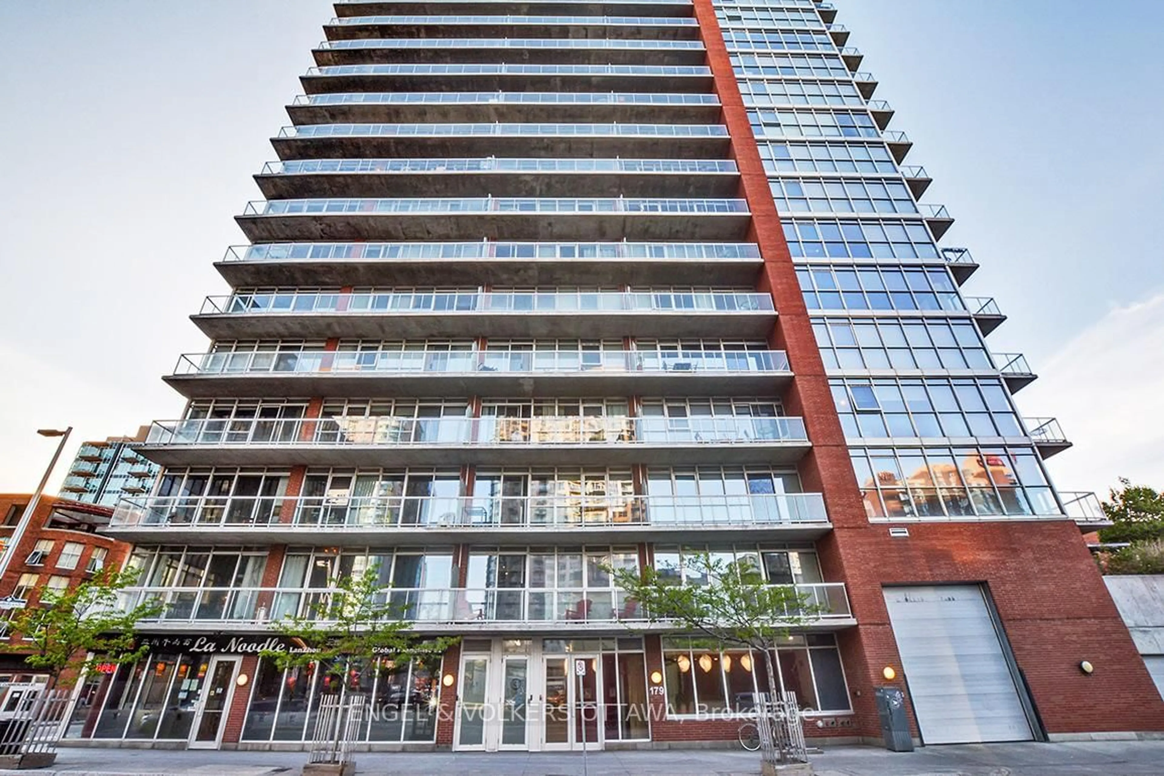 Indoor foyer for 179 George St #1008, Ottawa Ontario K1N 1J8