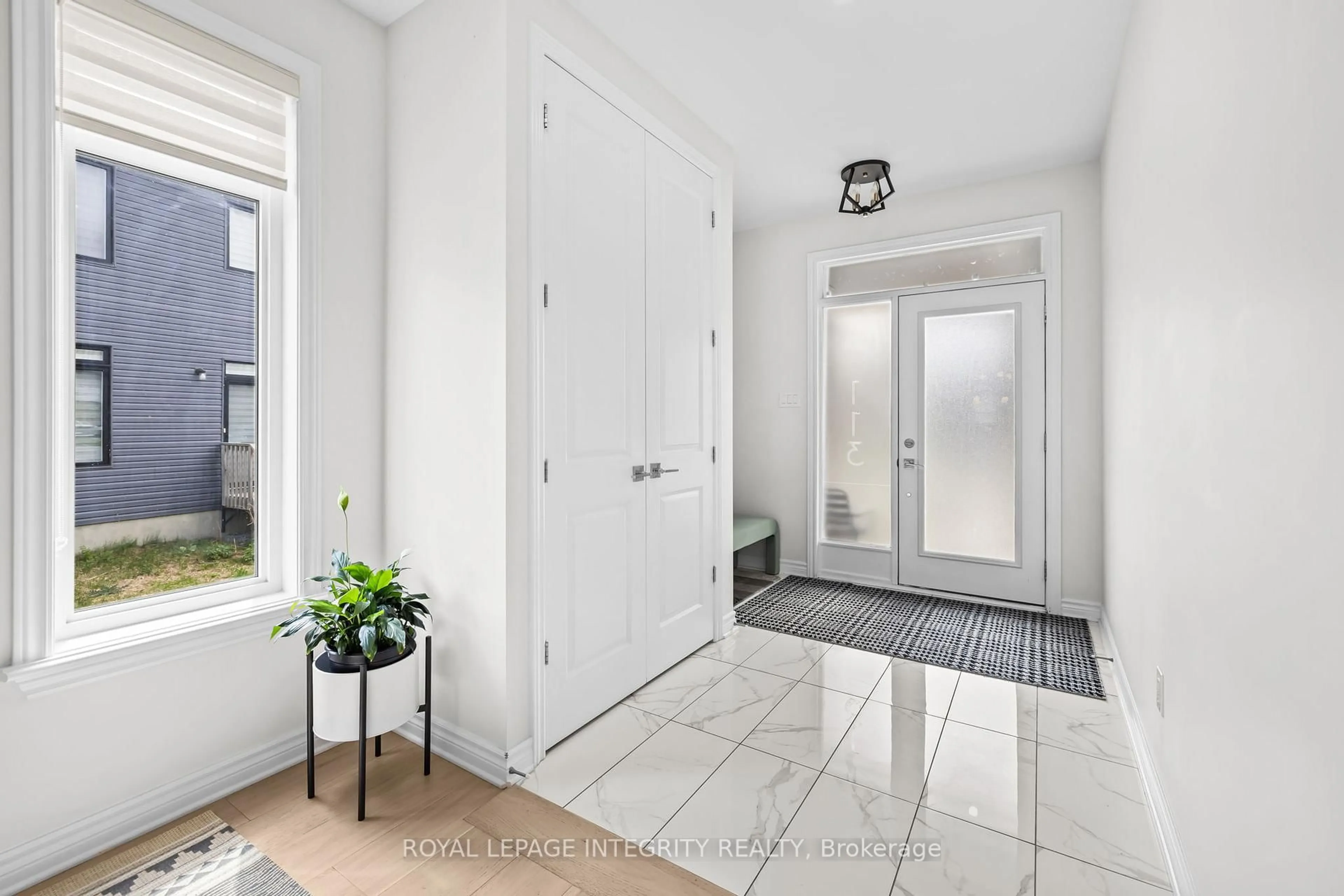 Indoor entryway for 113 Dagenham St, Ottawa Ontario K2S 2N5