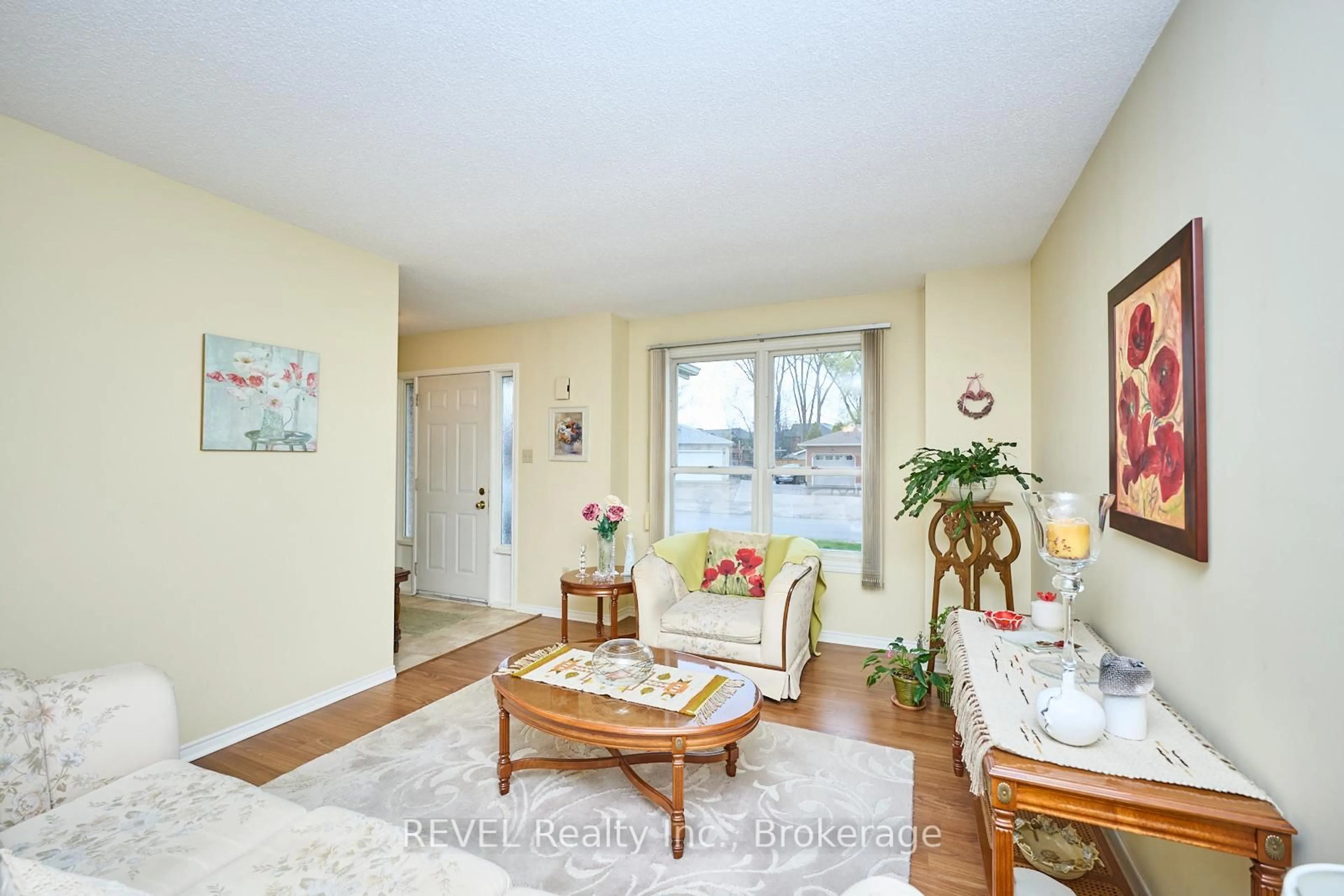 Living room with furniture, wood/laminate floor for 7395 Alex Ave, Niagara Falls Ontario L2G 7V1