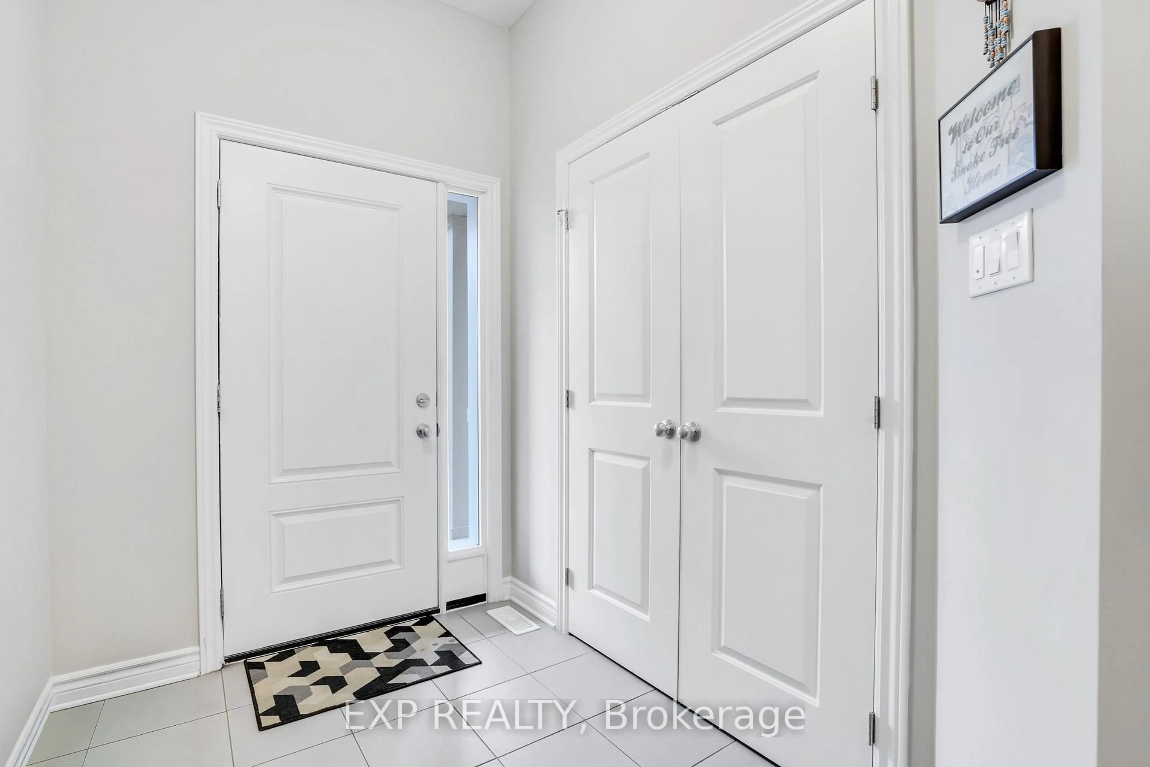 Indoor entryway for 299 Wood Acres Grve, Ottawa Ontario K1T 0B3