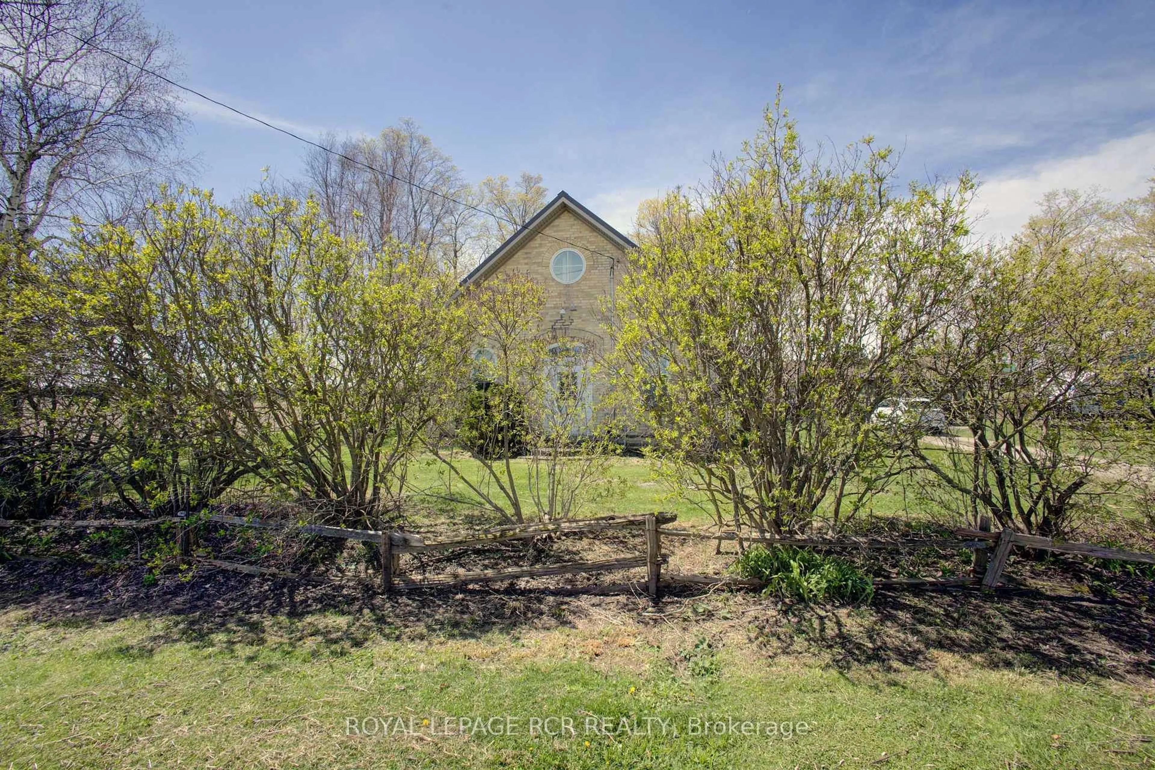 A pic from outside/outdoor area/front of a property/back of a property/a pic from drone, unknown for 8542 Concession 12, Mapleton Ontario N0G 2P0