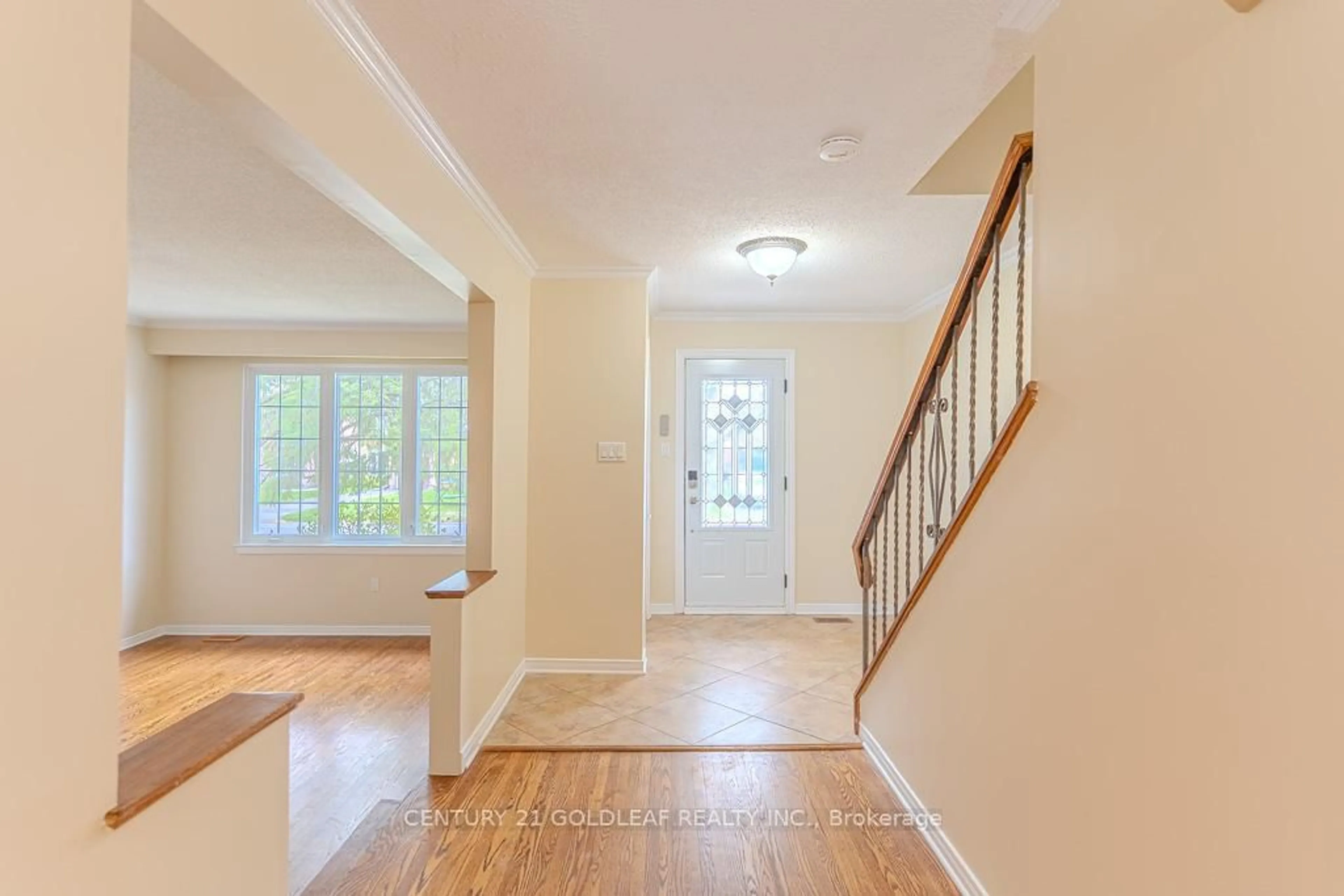 Indoor entryway for 19 Southpark Dr, Ottawa Ontario K1B 3B8