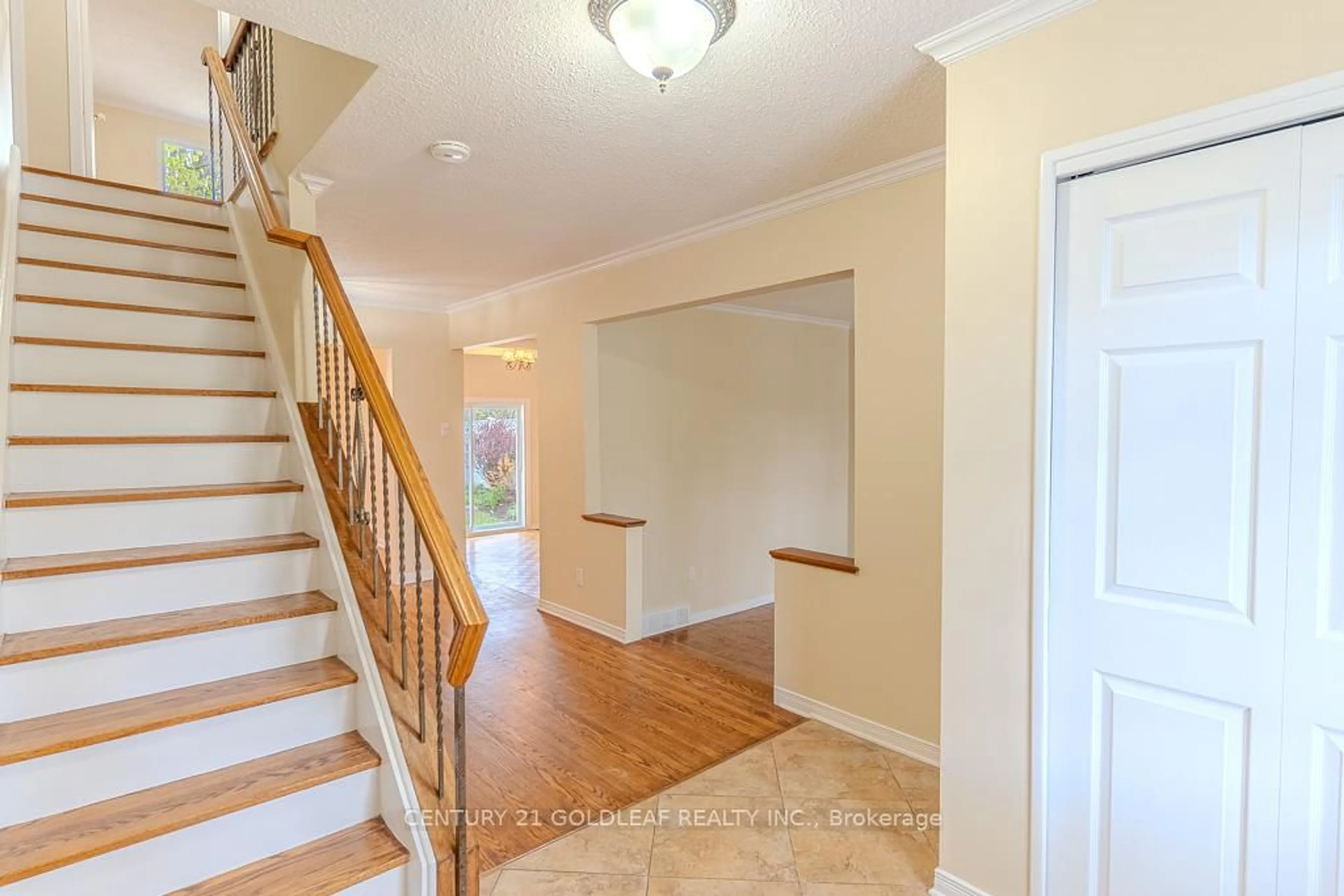 Indoor entryway for 19 Southpark Dr, Ottawa Ontario K1B 3B8