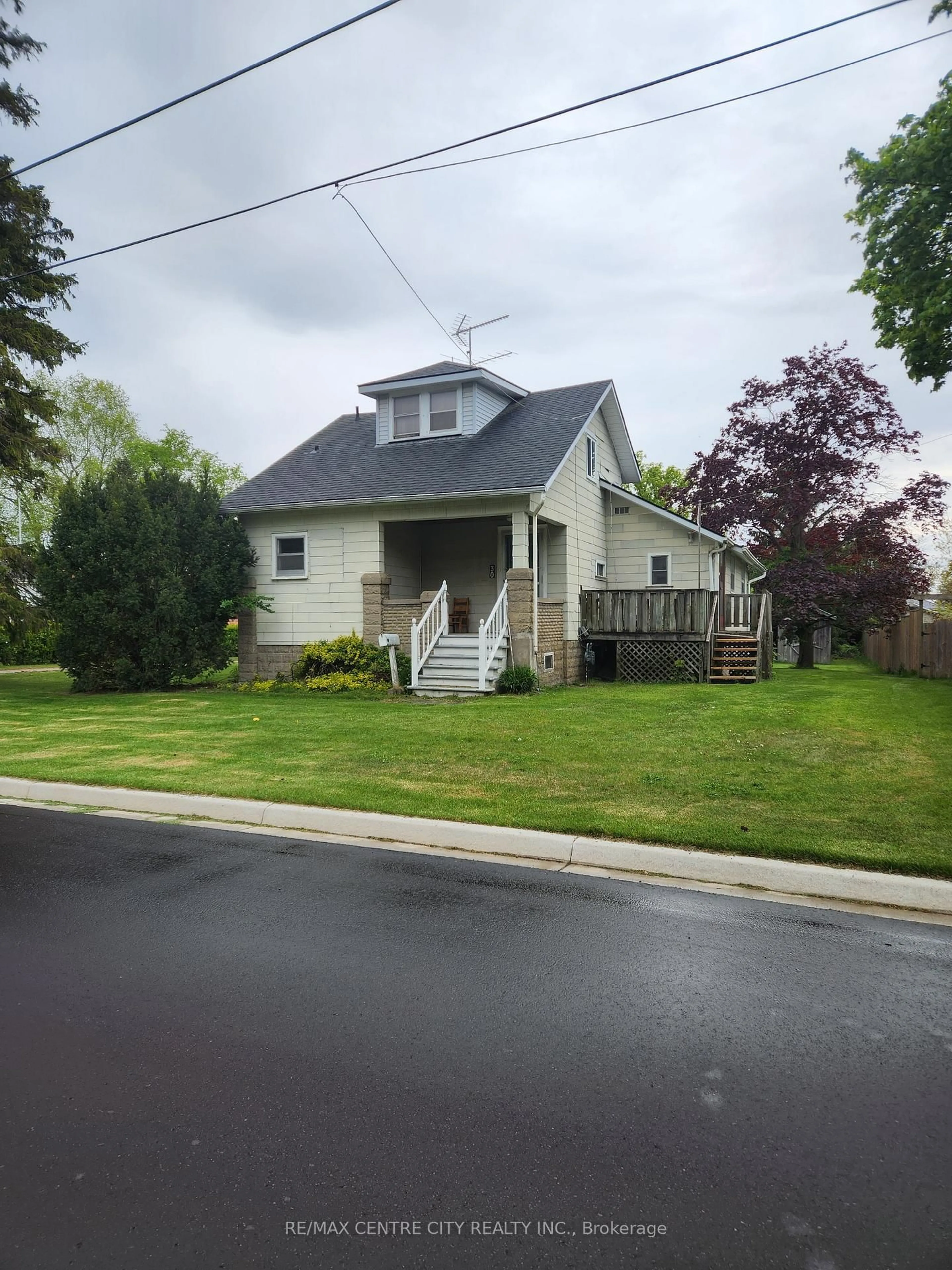 Home with vinyl exterior material, street for 30 Queen St, Strathroy-Caradoc Ontario N7G 2H7