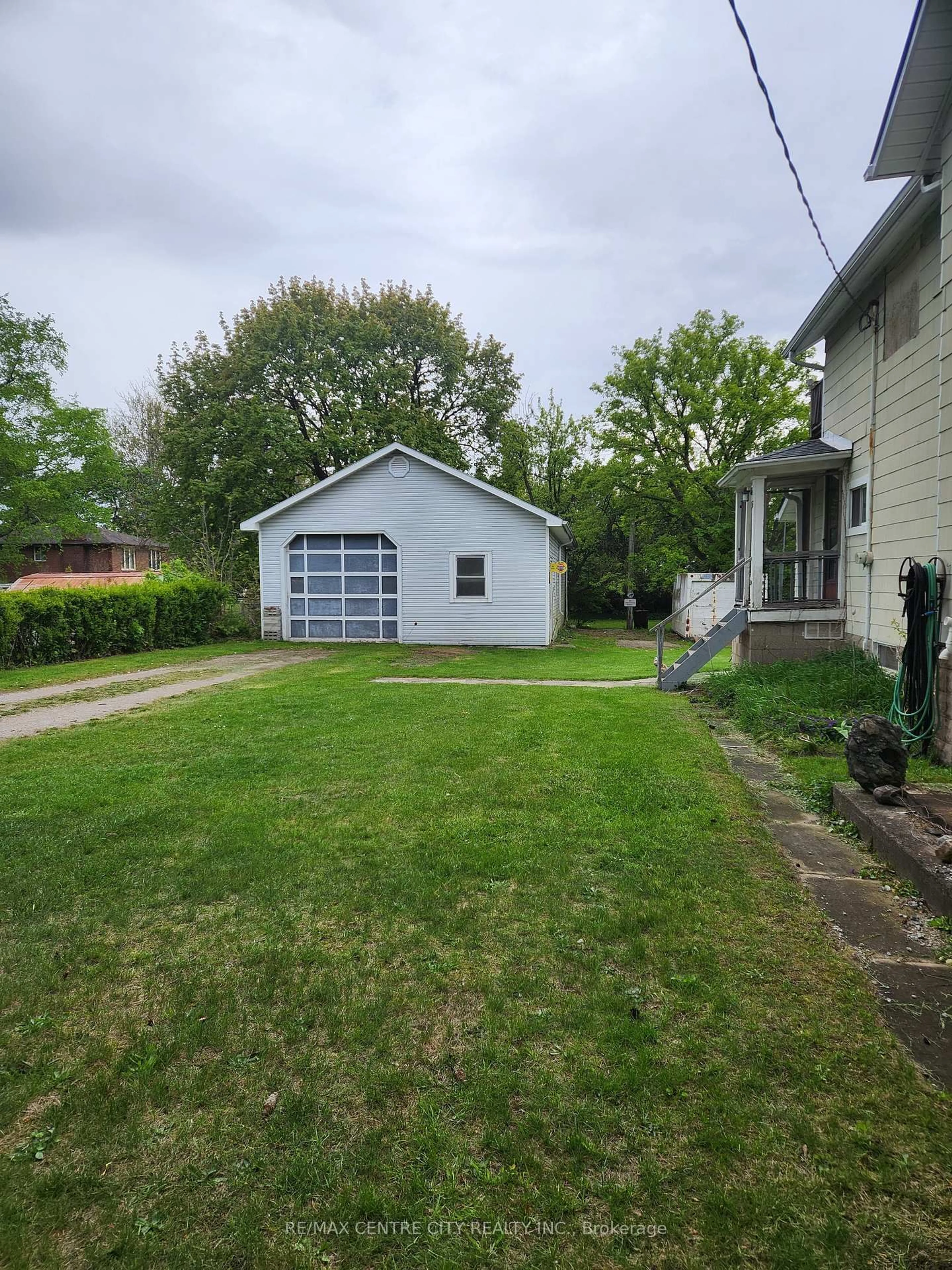 A pic from outside/outdoor area/front of a property/back of a property/a pic from drone, street for 30 Queen St, Strathroy-Caradoc Ontario N7G 2H7
