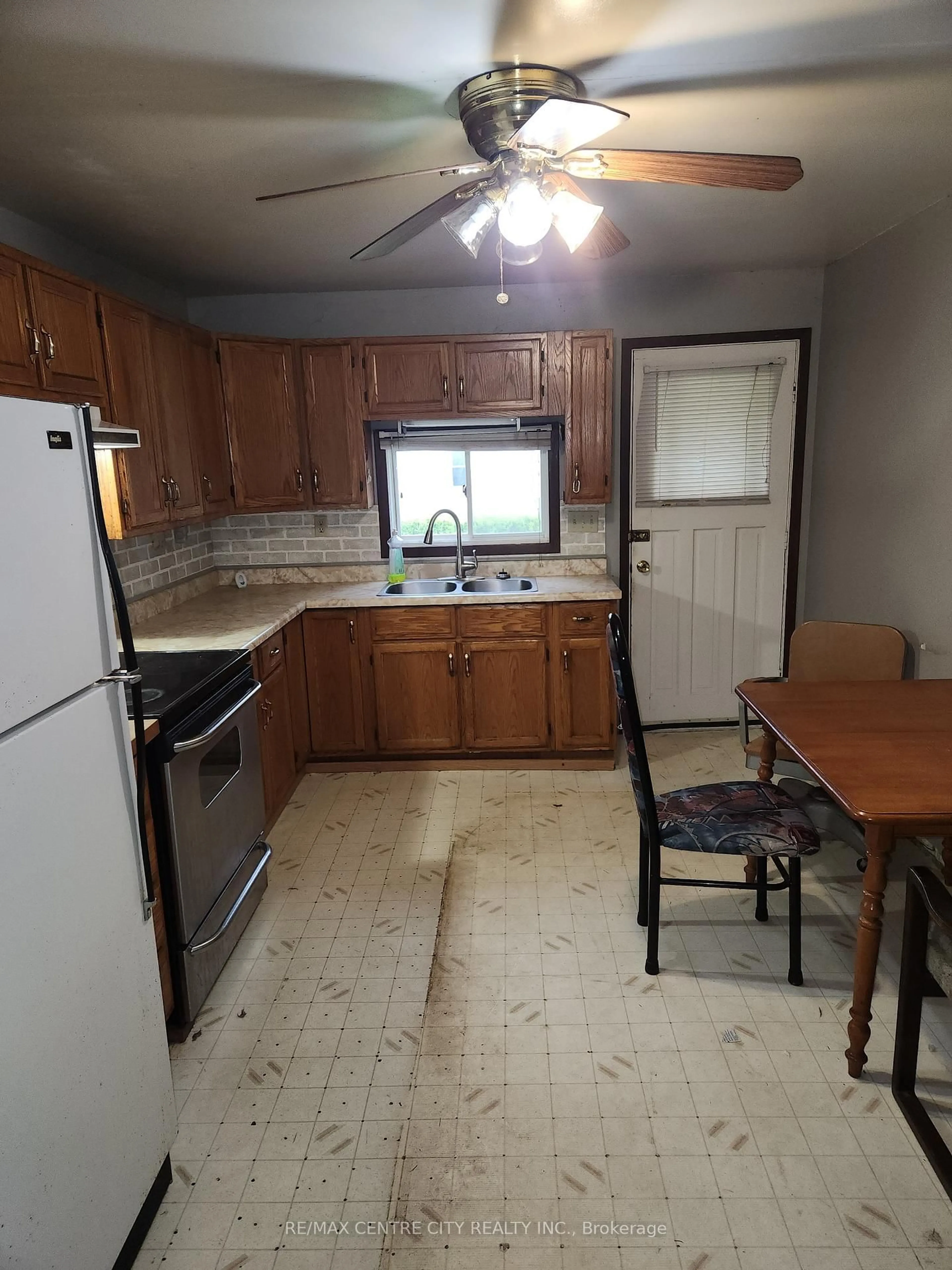 Standard kitchen, unknown for 30 Queen St, Strathroy-Caradoc Ontario N7G 2H7