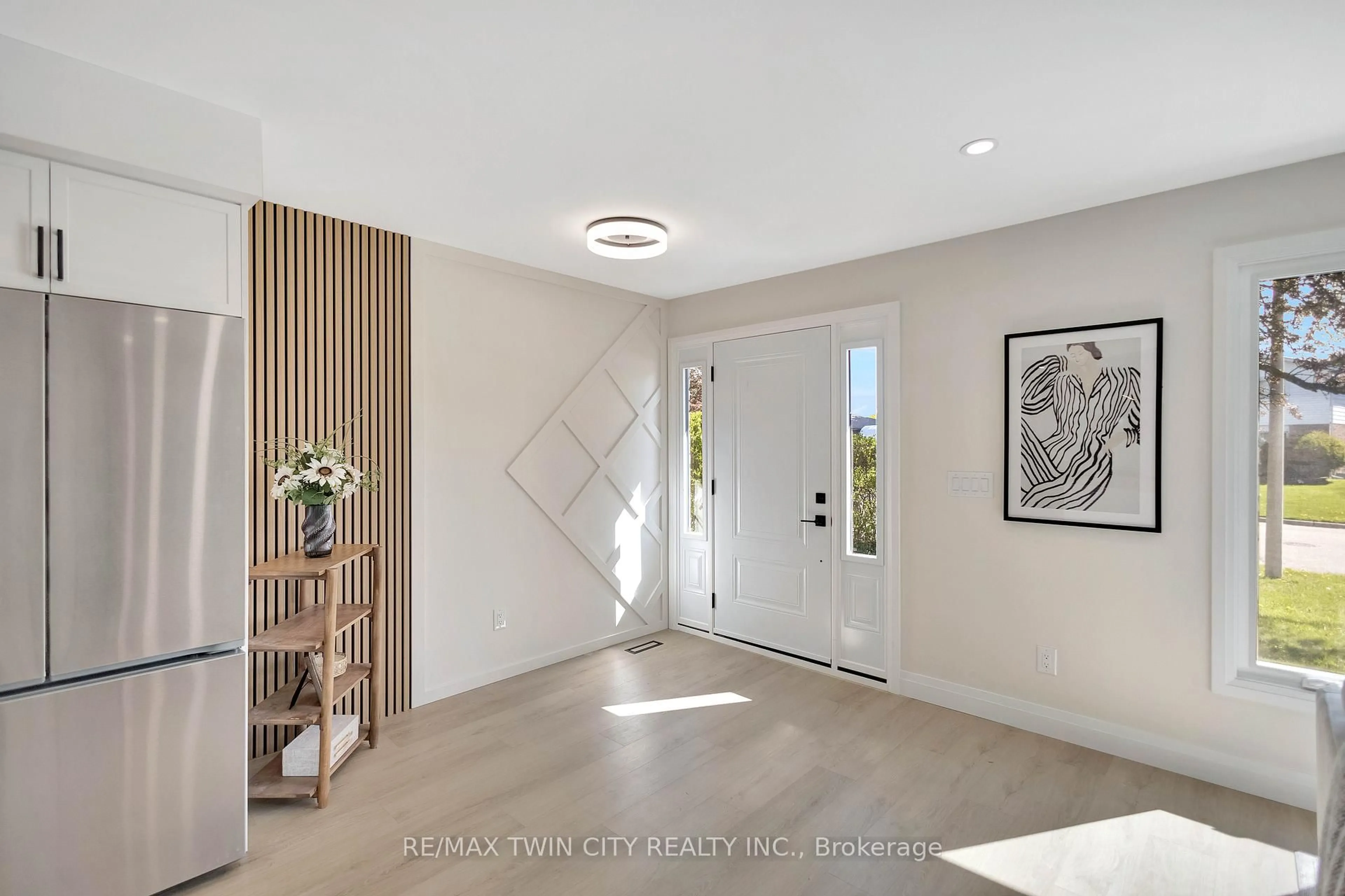 Indoor entryway for 17 Northville Dr, Brant Ontario N3L 3S2