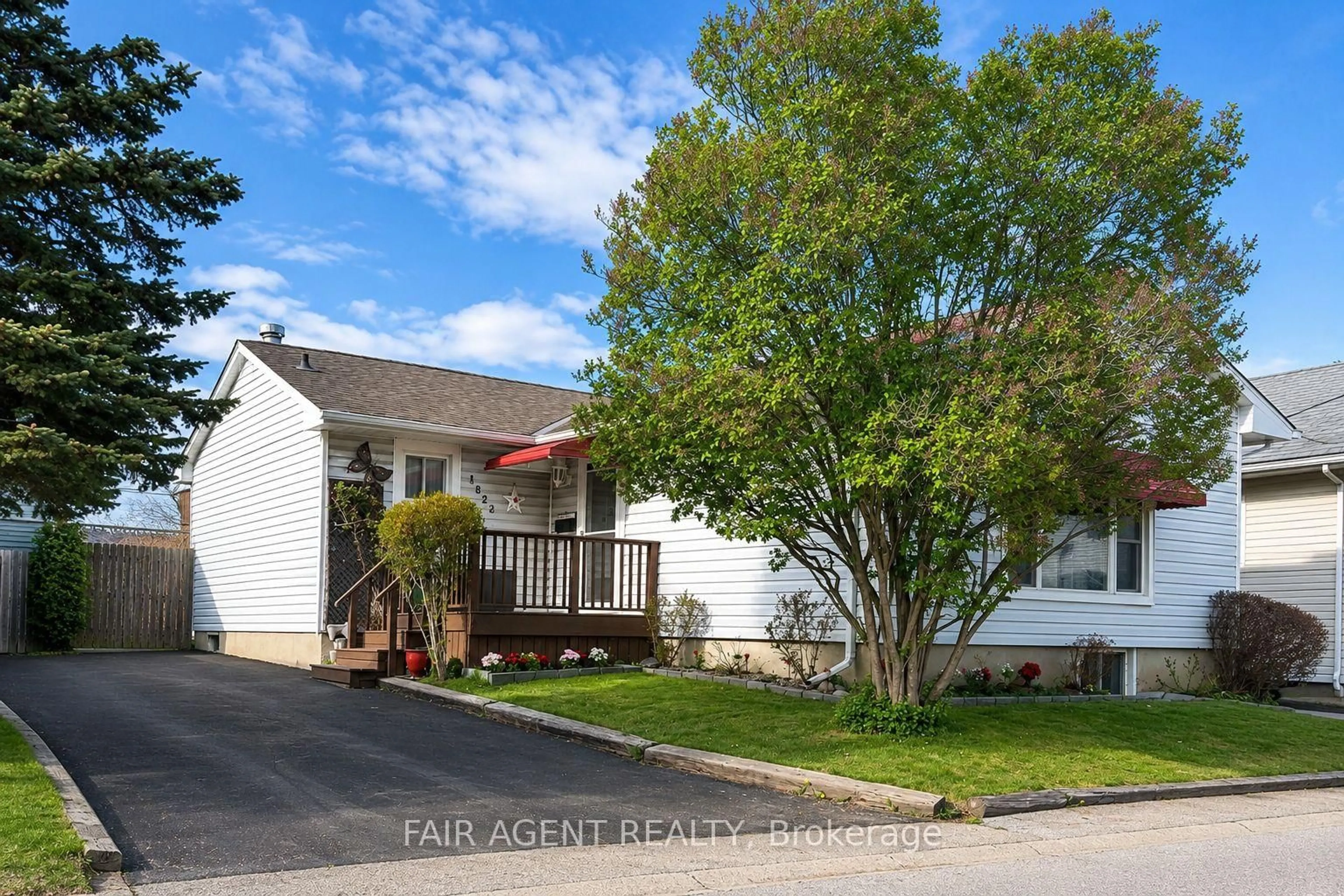 A pic from outside/outdoor area/front of a property/back of a property/a pic from drone, street for 1822 CULVER Dr, London East Ontario N5V 3K6