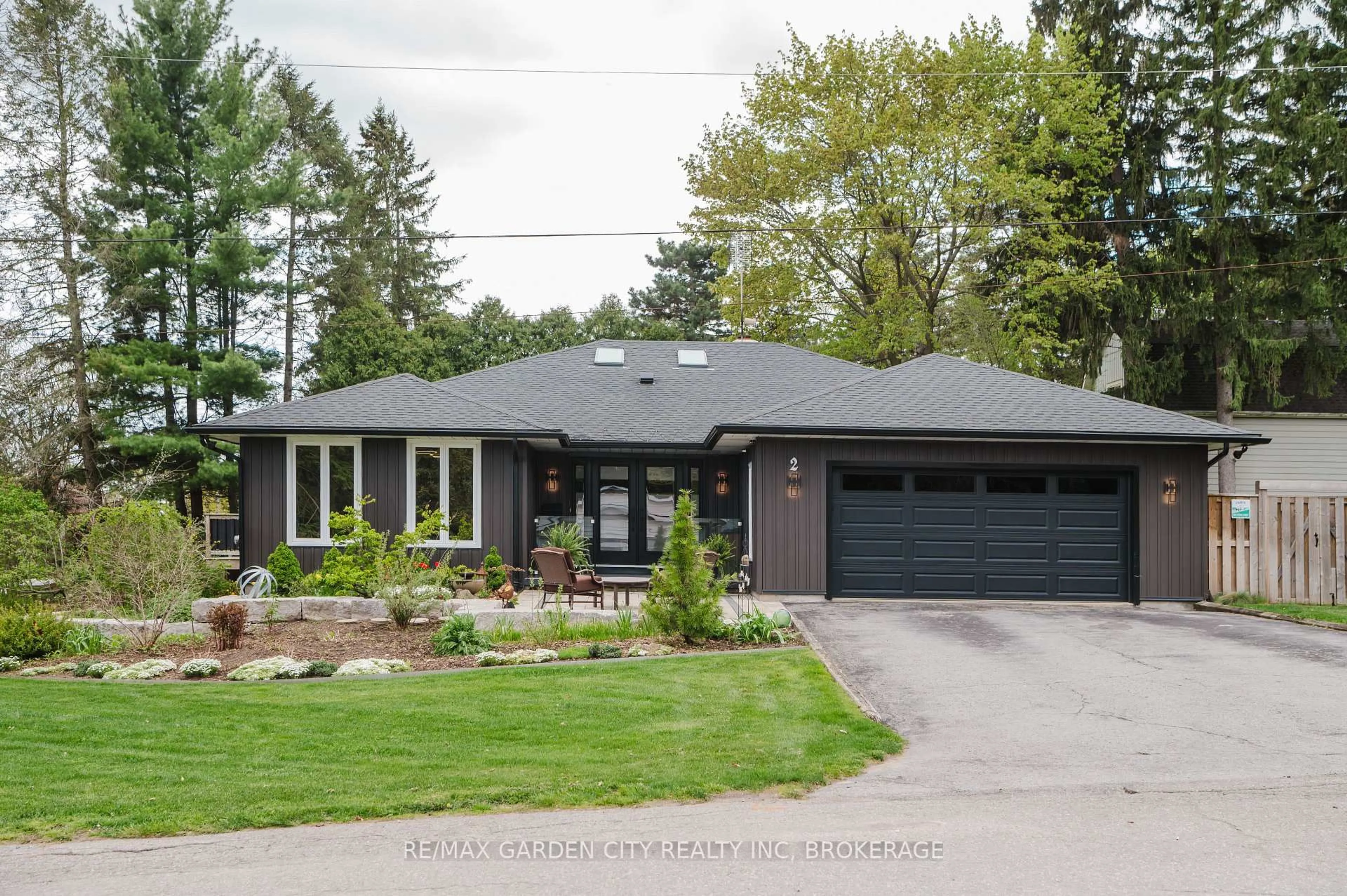Home with brick exterior material, street for 2 Valleyview Crt, Pelham Ontario L0S 1E0