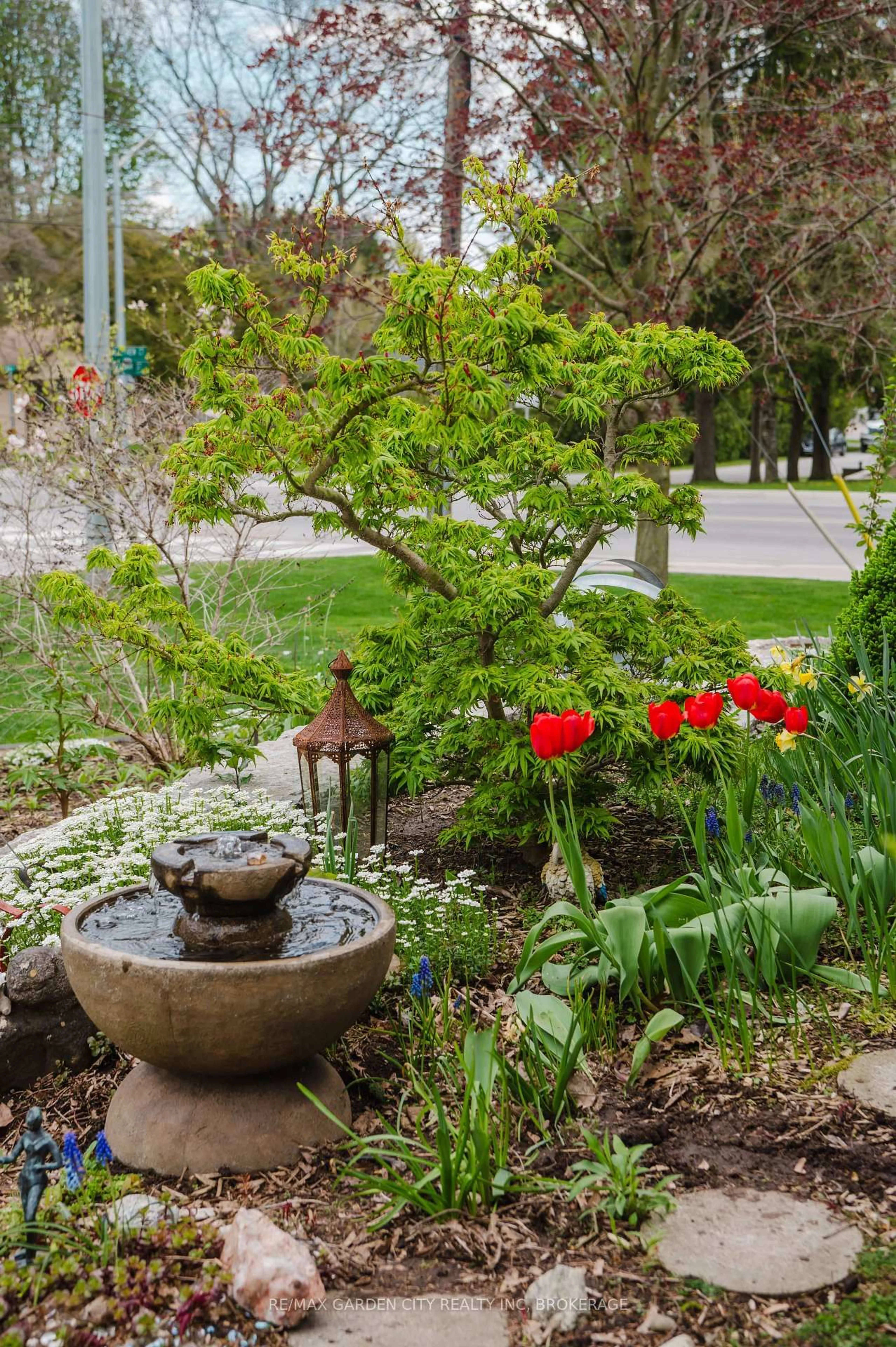 Patio, street for 2 Valleyview Crt, Pelham Ontario L0S 1E0