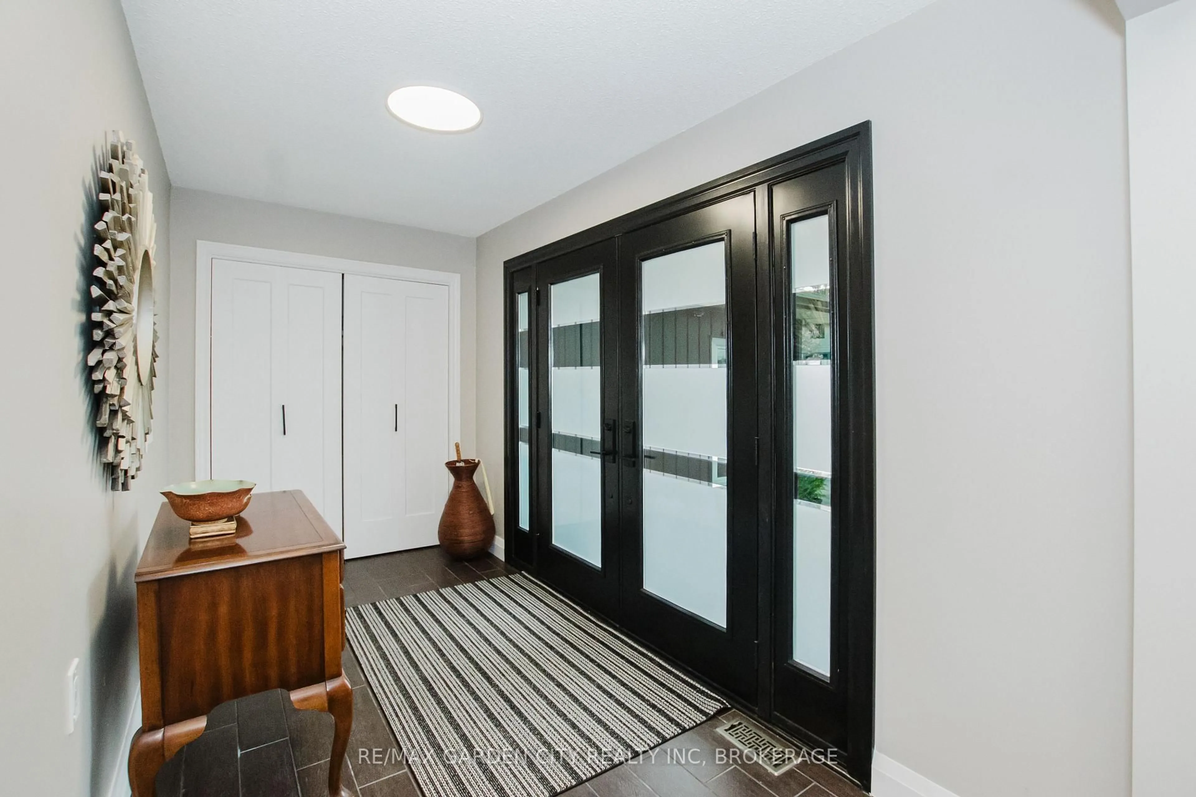 Indoor entryway for 2 Valleyview Crt, Pelham Ontario L0S 1E0
