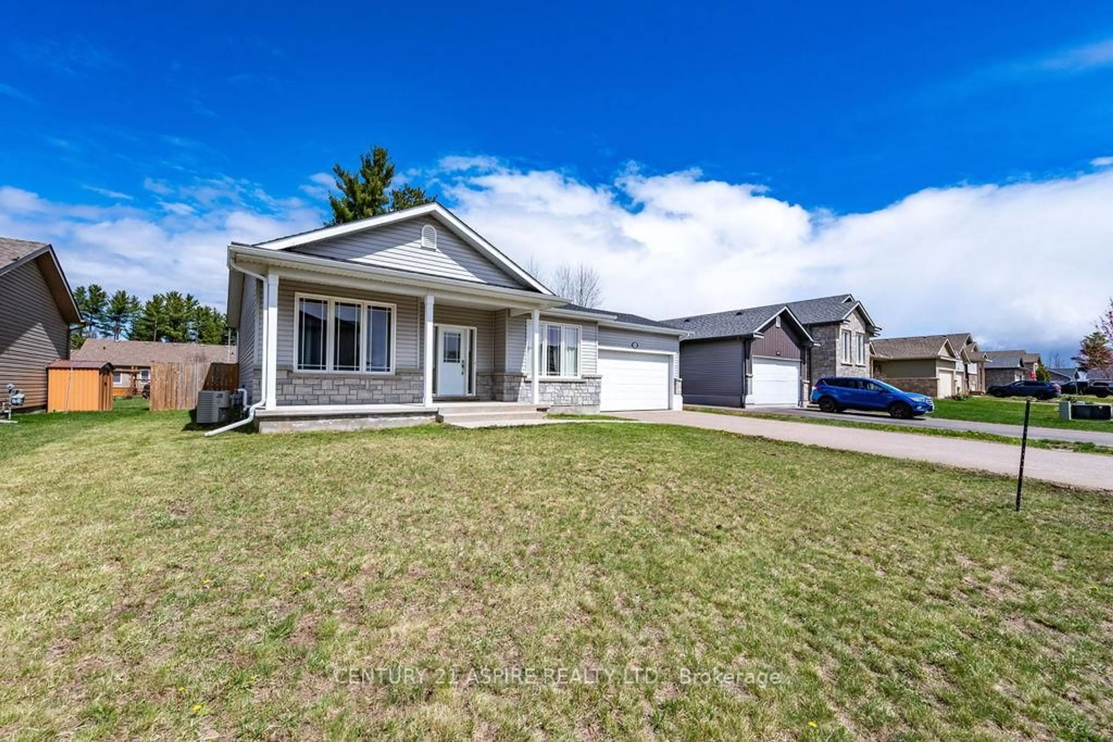 Home with vinyl exterior material, street for 541 Gardner Cres, Petawawa Ontario K8H 0C4