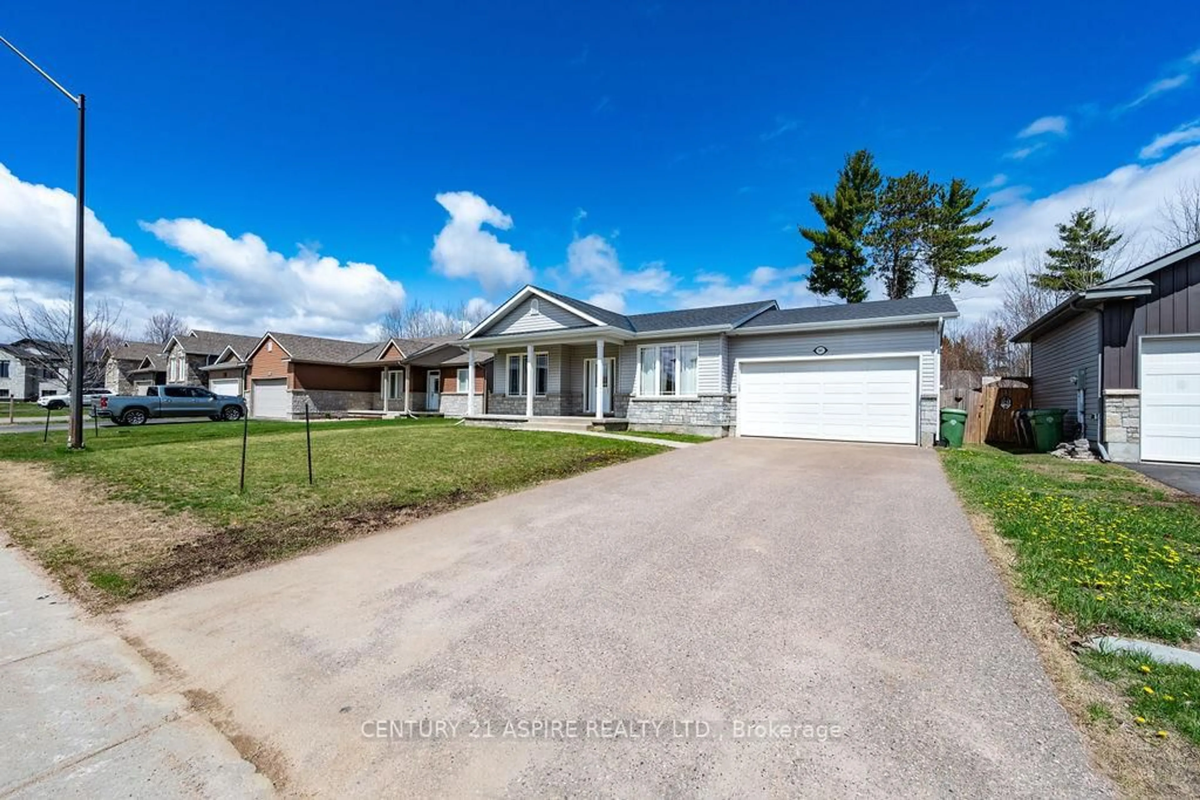 A pic from outside/outdoor area/front of a property/back of a property/a pic from drone, street for 541 Gardner Cres, Petawawa Ontario K8H 0C4