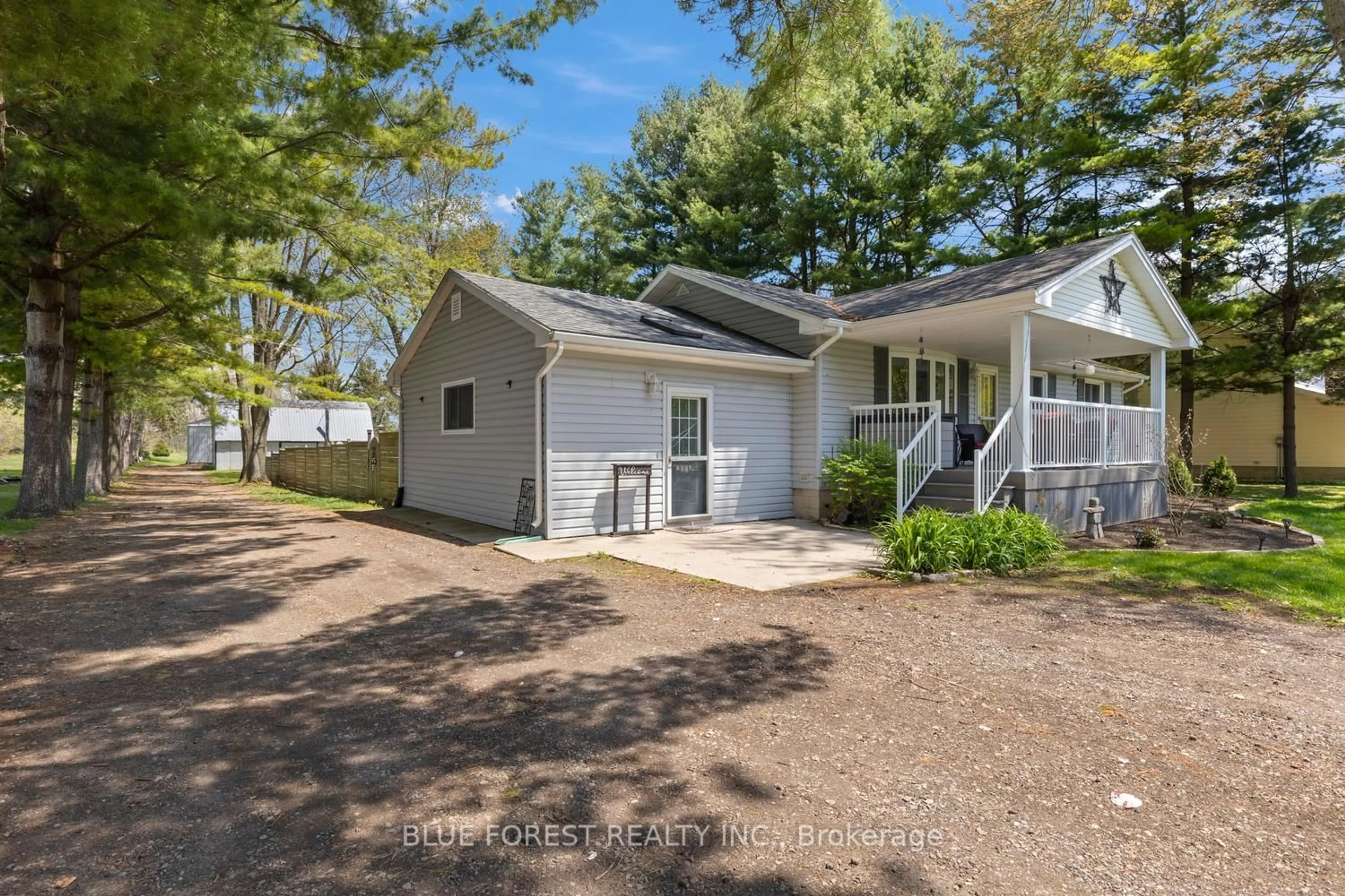 Home with vinyl exterior material, unknown for 9984 Graham Rd, West Elgin Ontario N0L 2P0