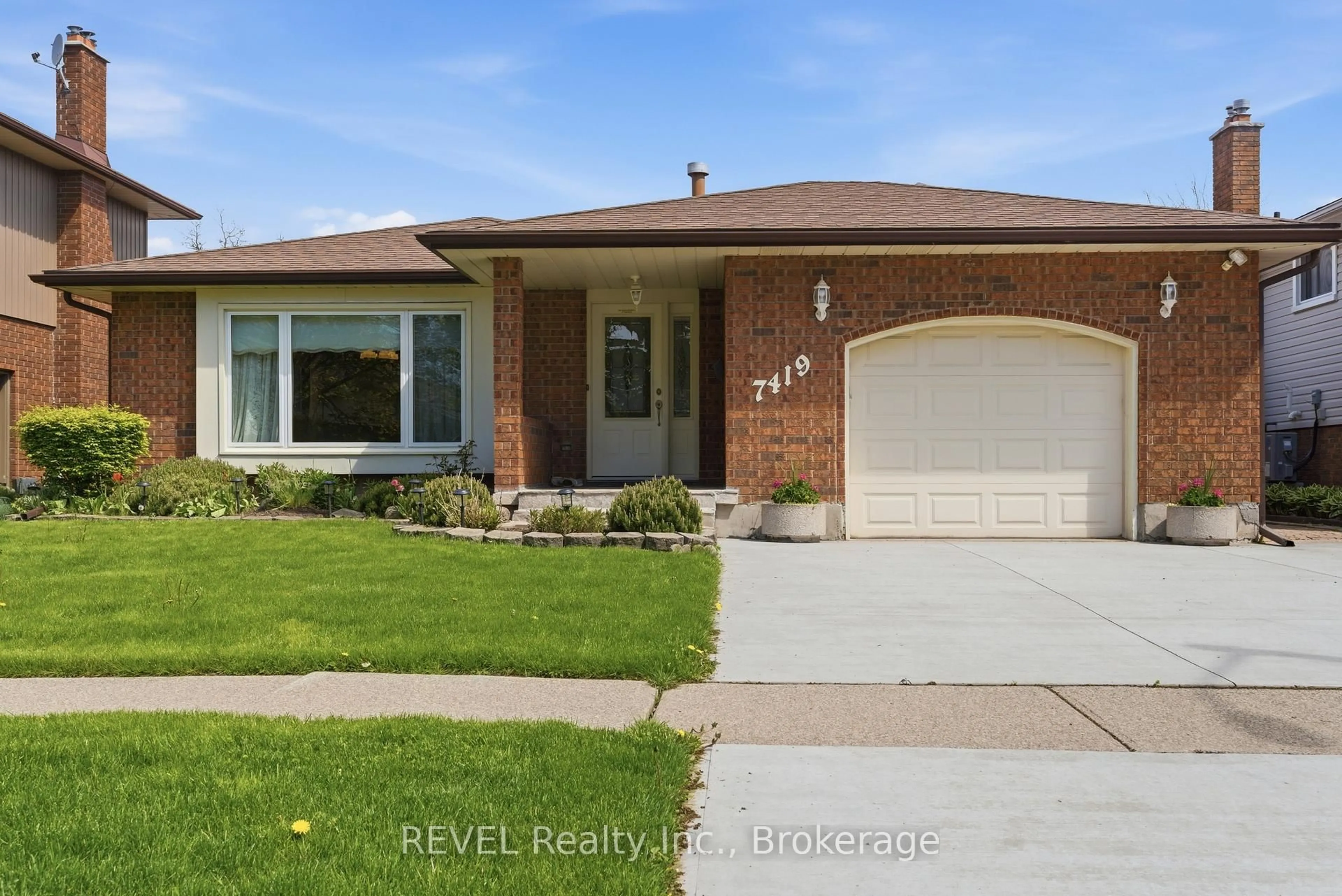 Home with brick exterior material, street for 7419 Green Boughs Rd, Niagara Falls Ontario L2J 3Y8