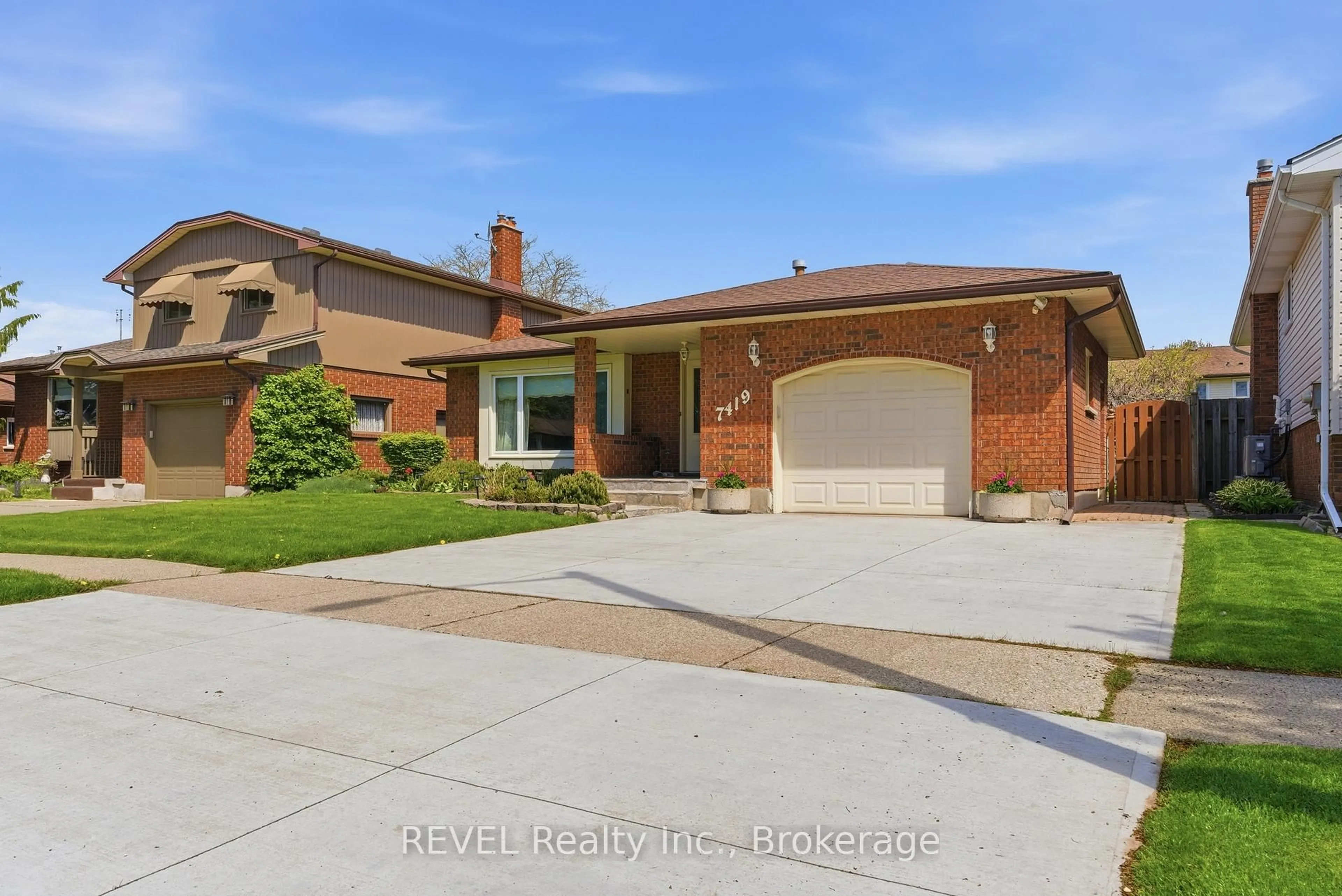Home with brick exterior material, street for 7419 Green Boughs Rd, Niagara Falls Ontario L2J 3Y8