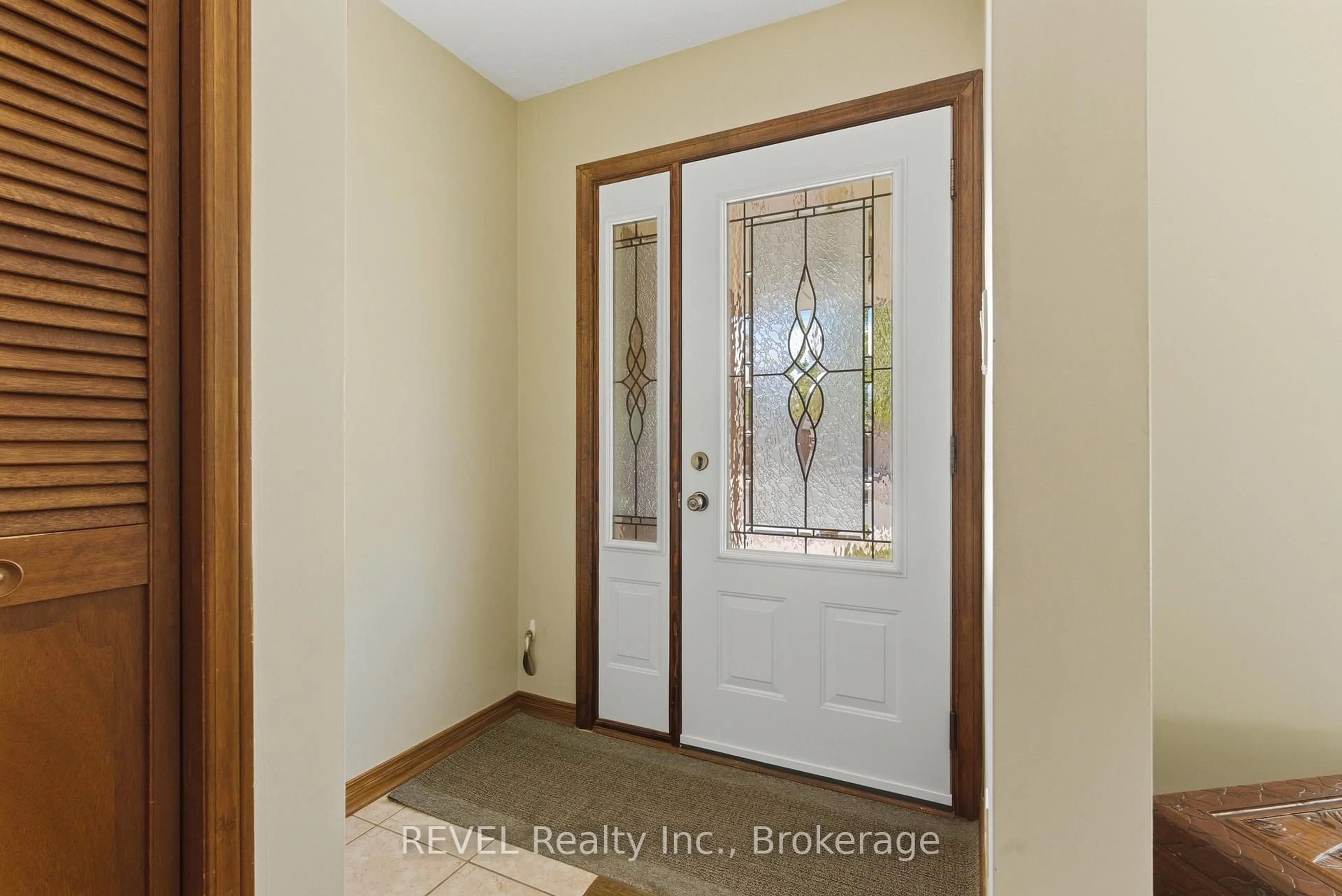 Indoor entryway for 7419 Green Boughs Rd, Niagara Falls Ontario L2J 3Y8