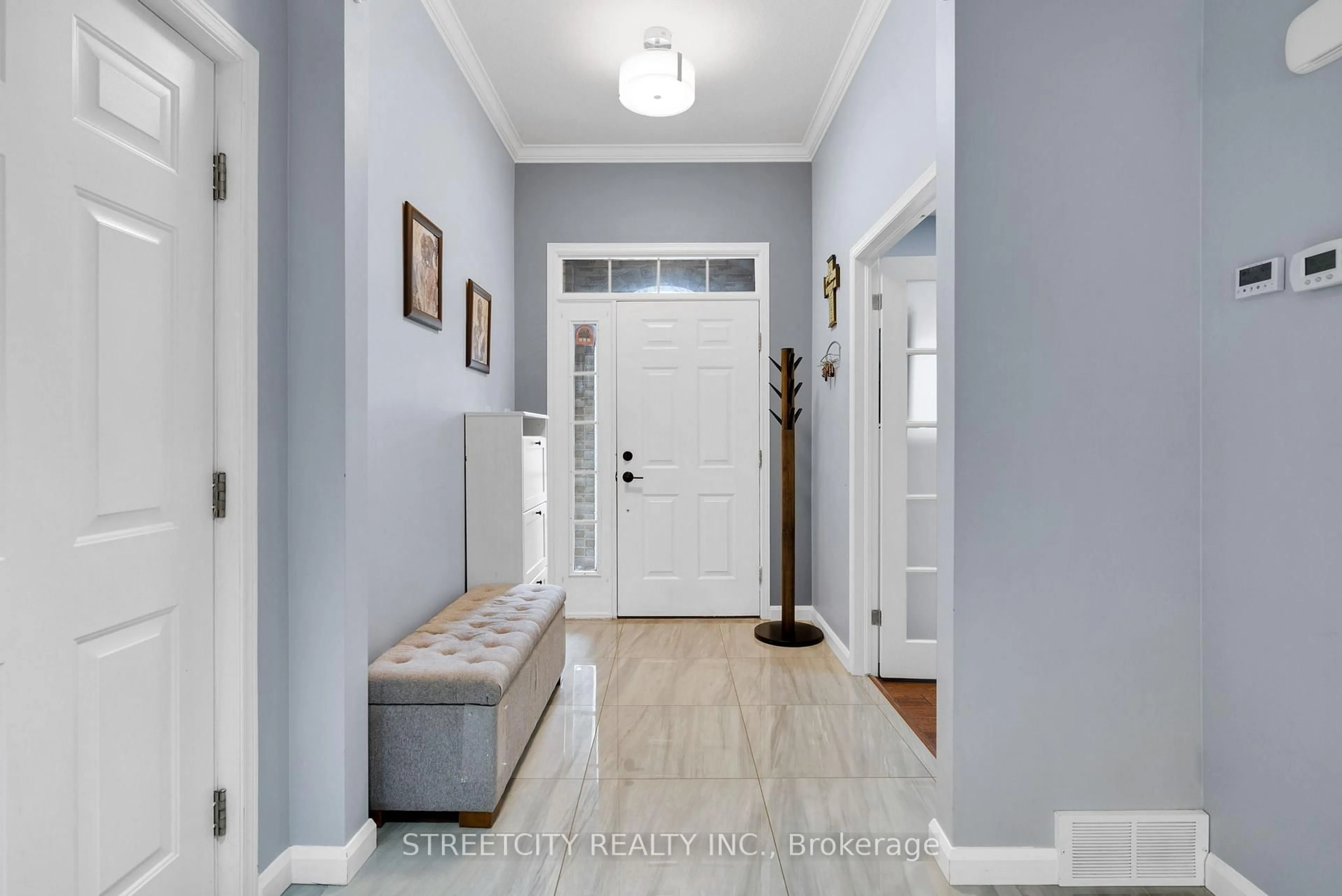 Indoor entryway for 285 McGarrell Dr #29, London North Ontario N6G 5H3