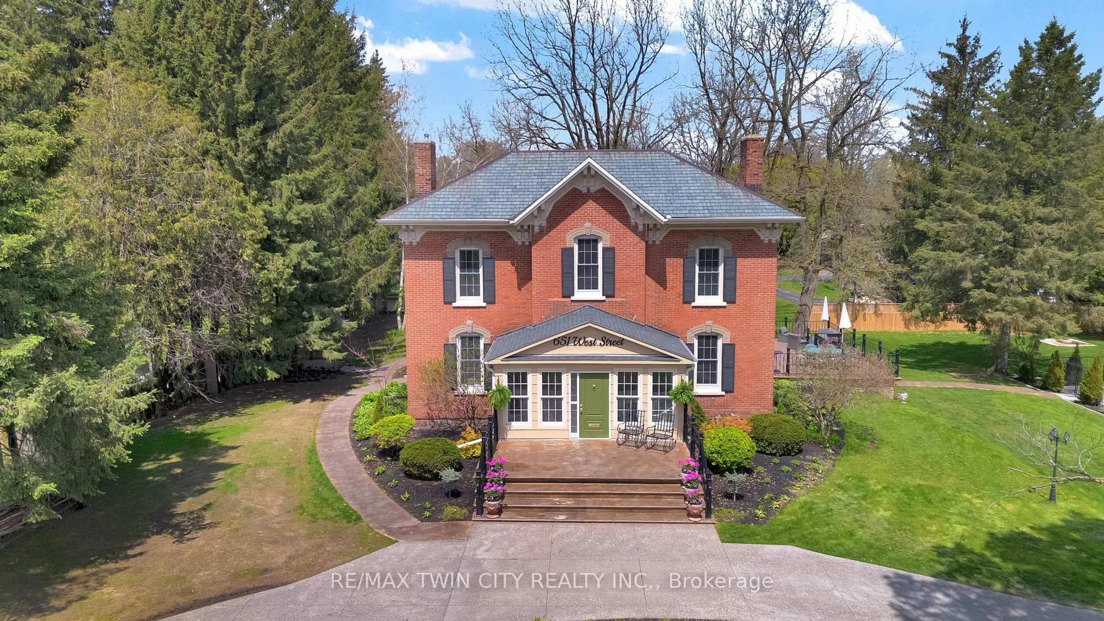 A pic from outside/outdoor area/front of a property/back of a property/a pic from drone, unknown for 651 West St, Norfolk Ontario N3Y 4K5