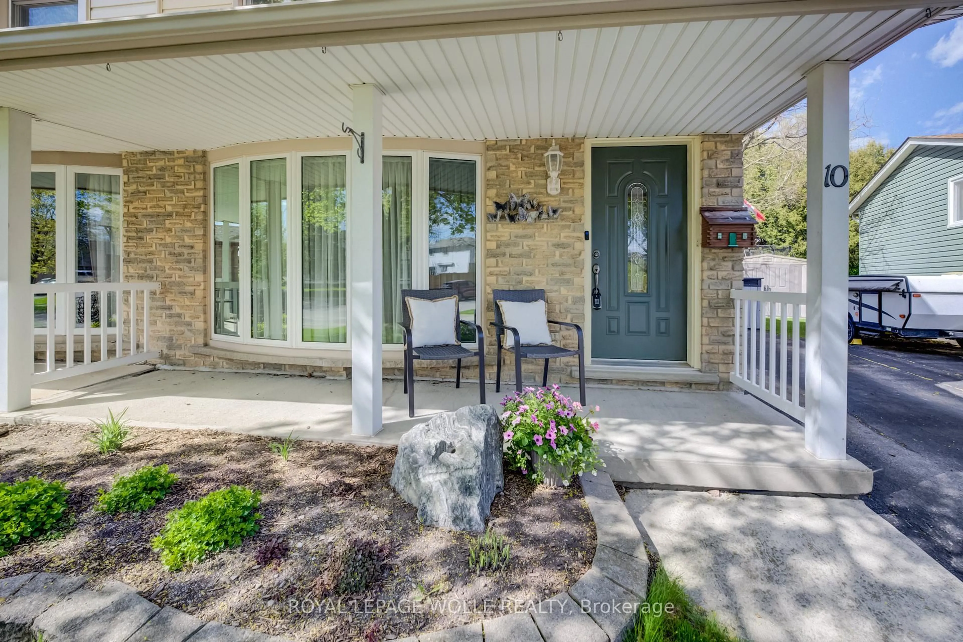 Indoor entryway for 10 Meadow Woods Cres, Kitchener Ontario N2N 1S5