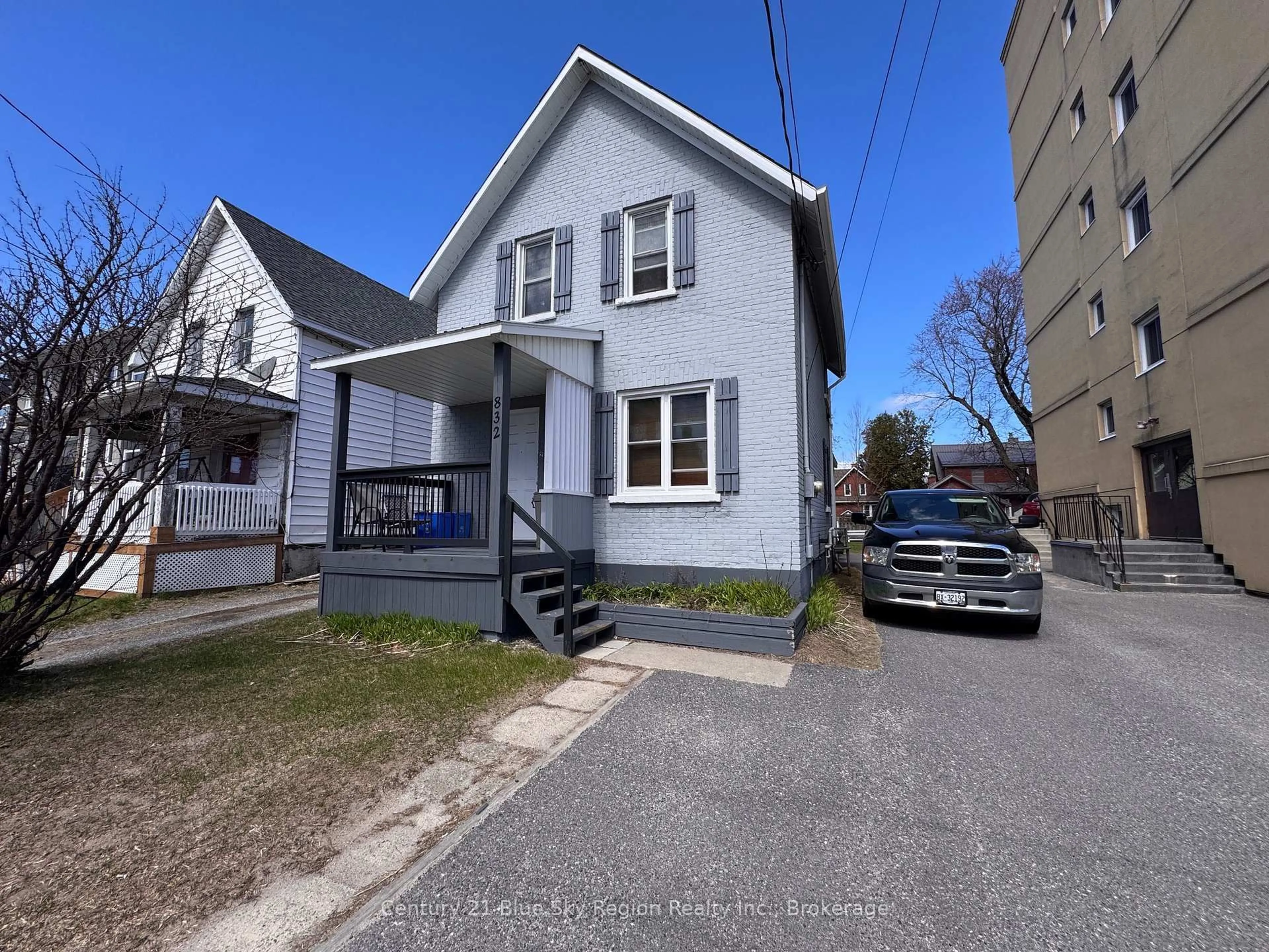 A pic from outside/outdoor area/front of a property/back of a property/a pic from drone, street for 832 Main St, North Bay Ontario P1B 2V9