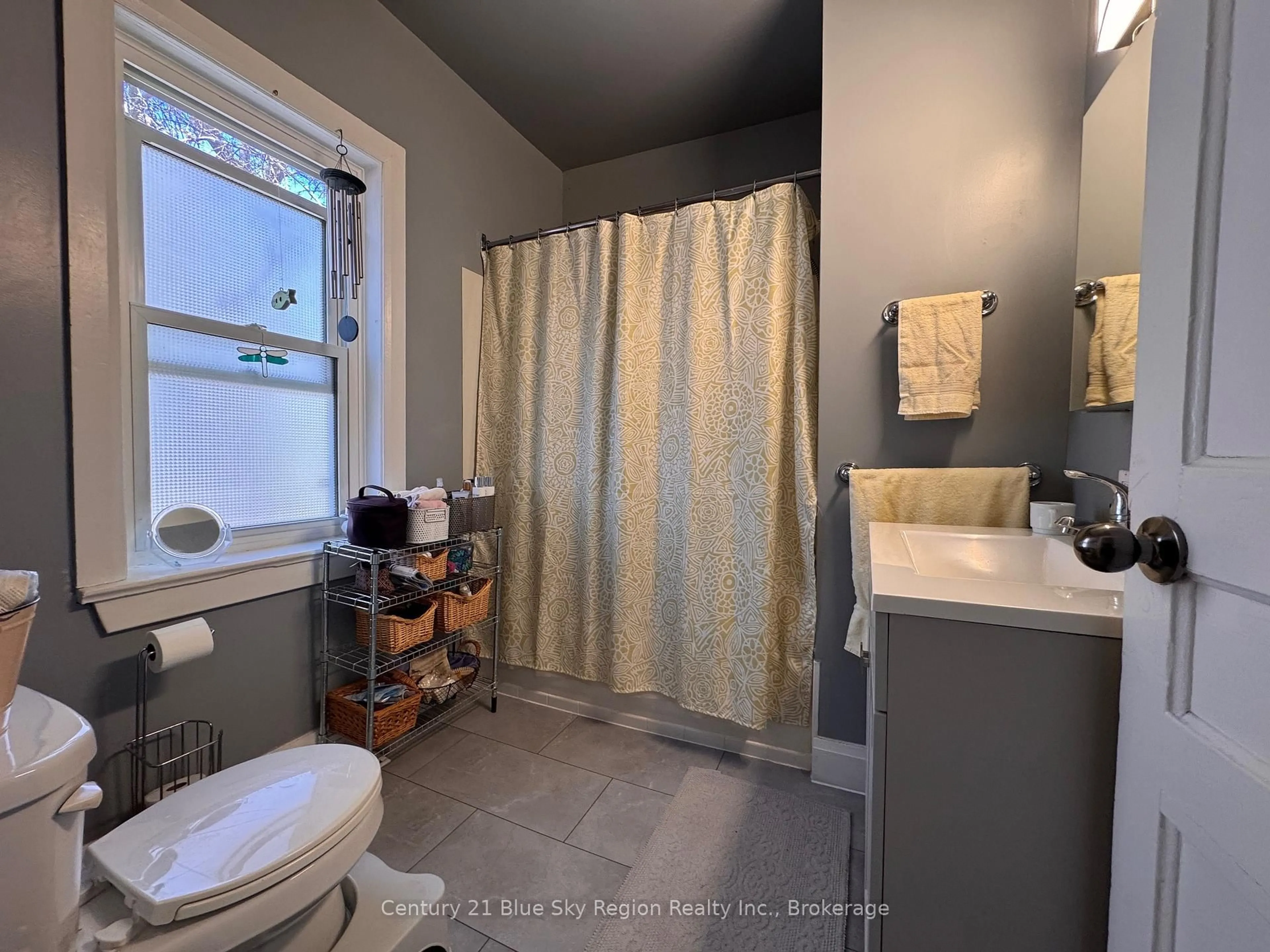 Standard bathroom, ceramic/tile floor for 832 Main St, North Bay Ontario P1B 2V9